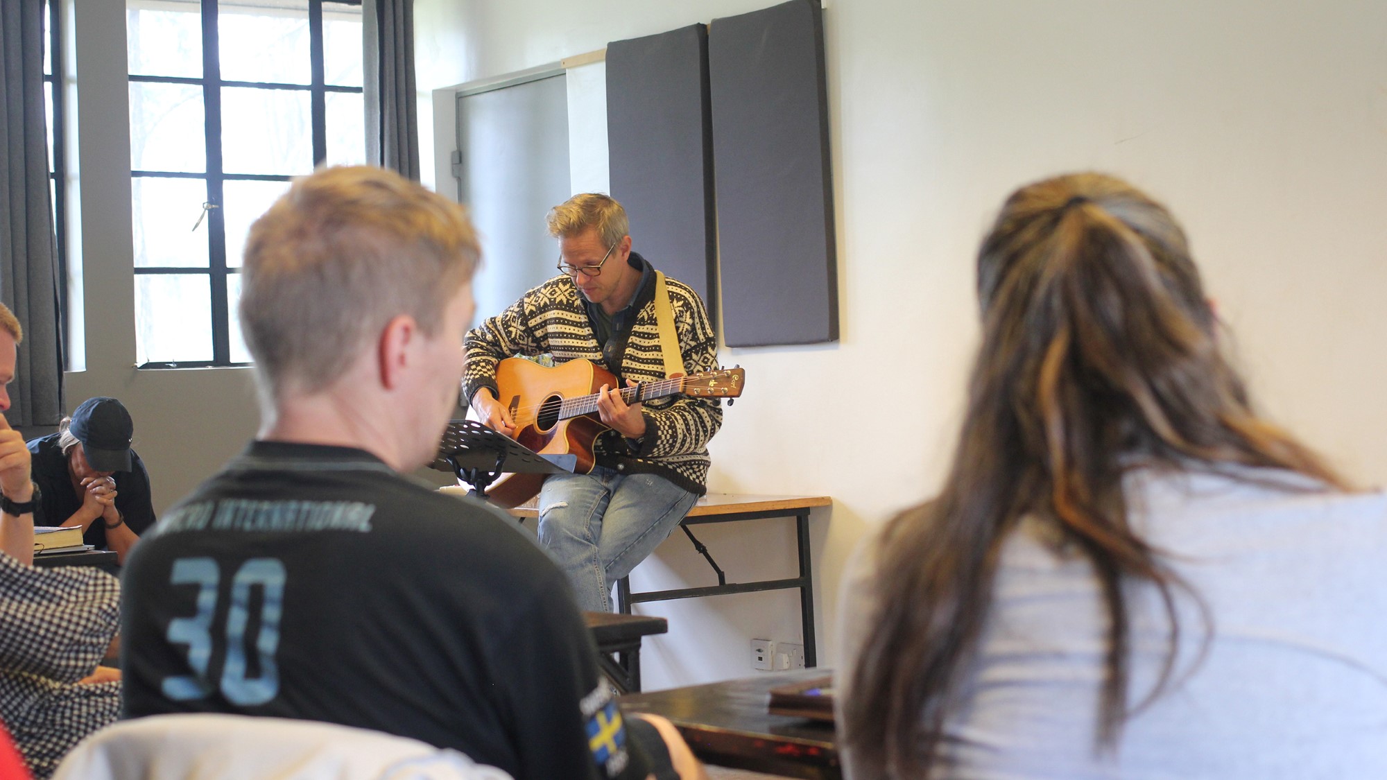 Torfinn Thorsen leder lovsang med gitar