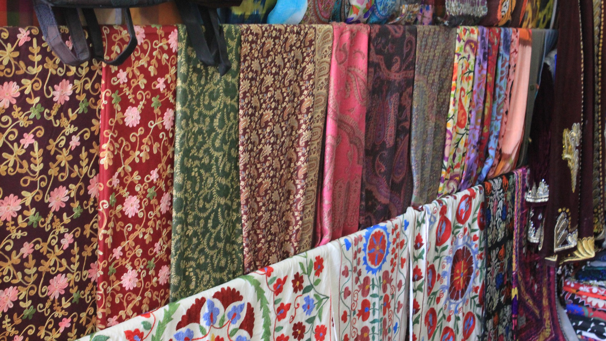 Fargerike stoff henger i rader