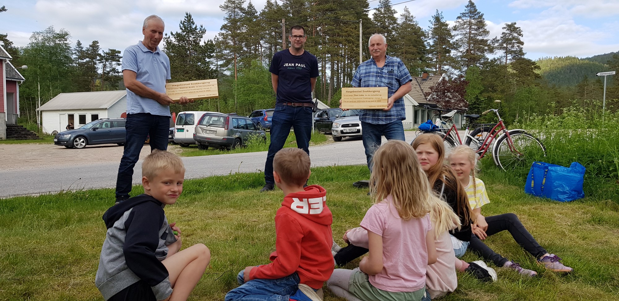 Dagens leder Jimmy Birkeland (i midten) takker Oddvar Kvåle (t.v) og Thor Loka (t.h) for lang og trofast innsats i Snekkergjengen