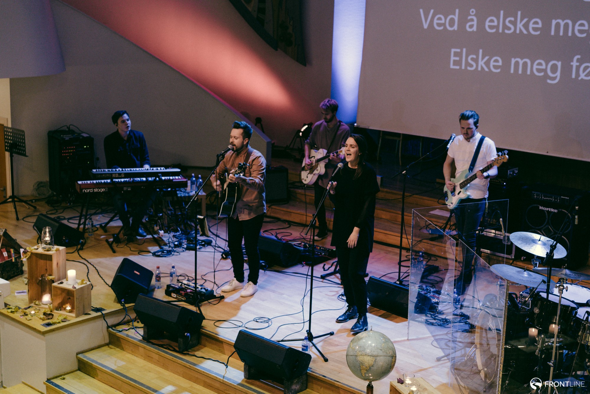 Musikere på scenen i misjonssalen