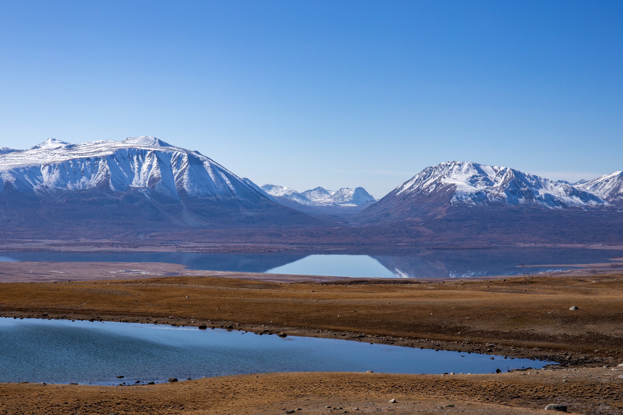 Fjellandskap med stor blå himmel