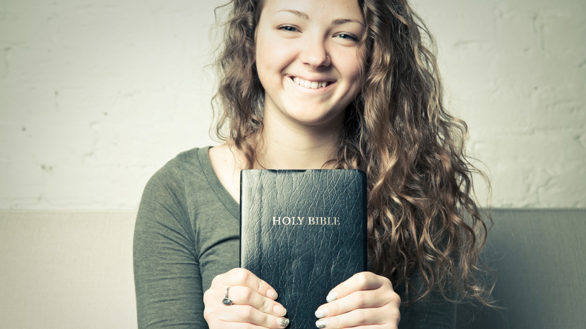 En jente som holder bibelen
