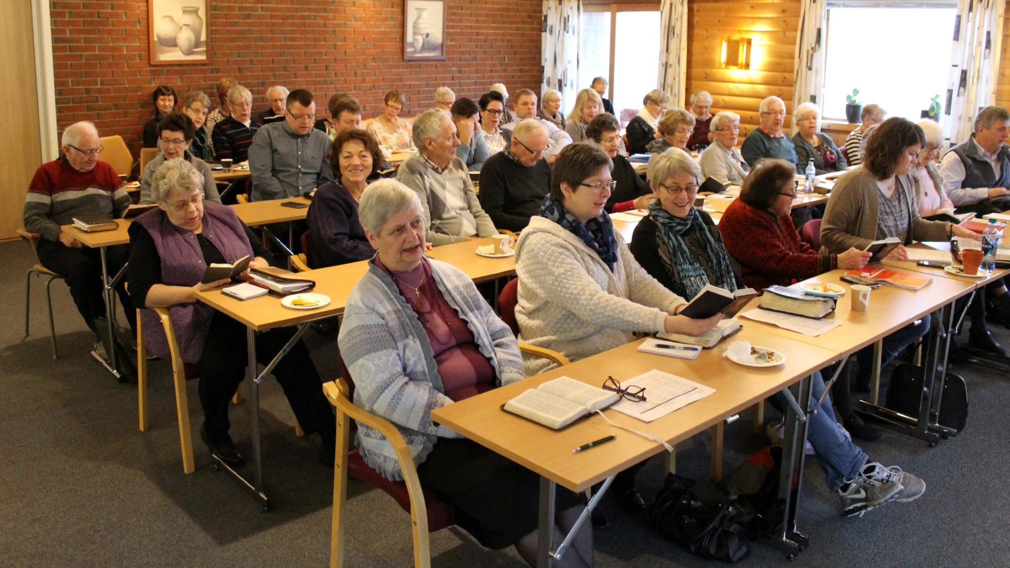 Mange folk i et møtelokale