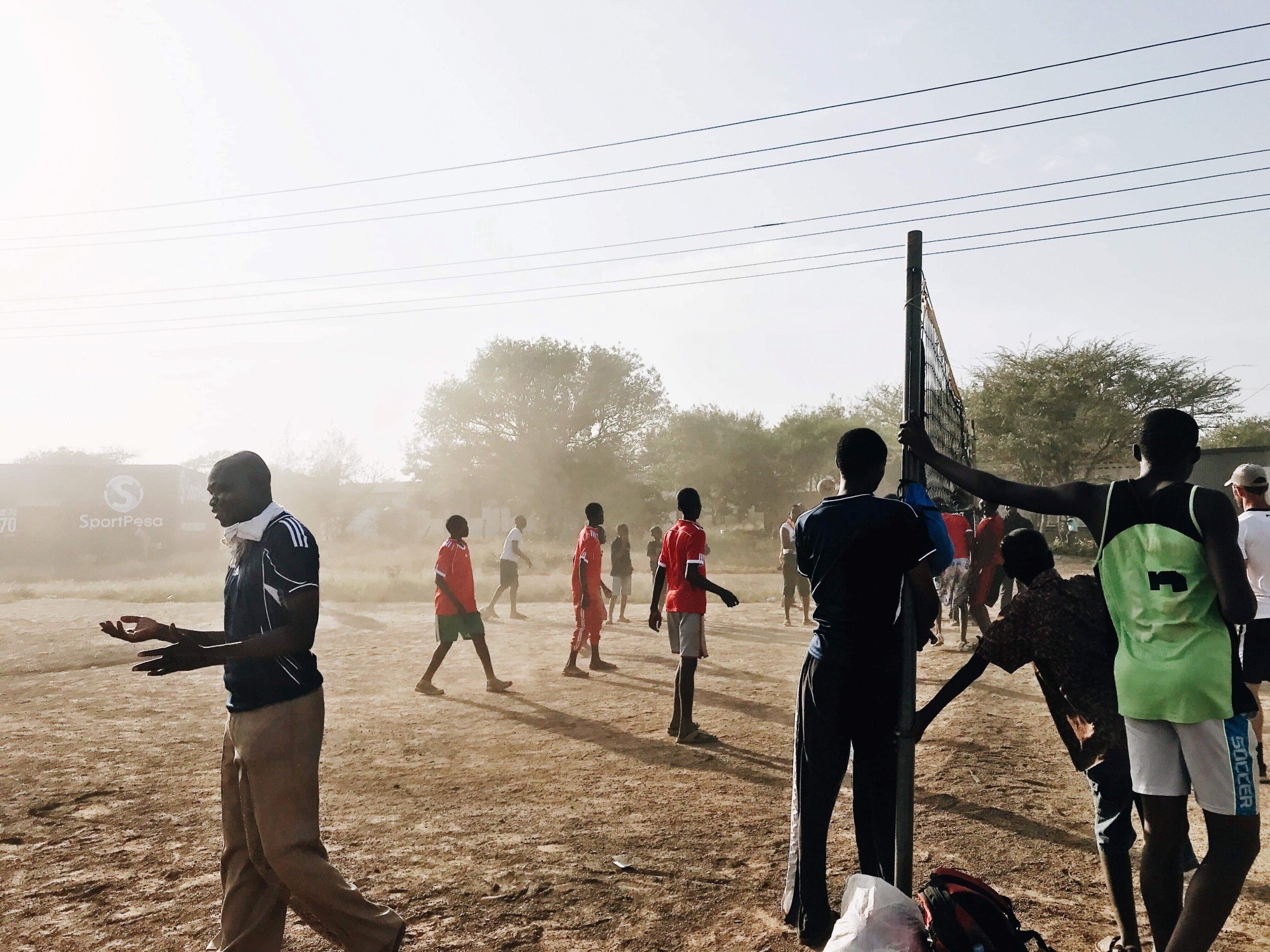 Volleyballtrening på landsbygda i Kenya.