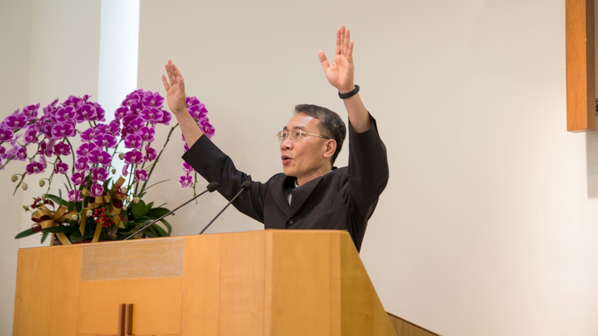 Biskop Pan Li Yen lyser velsignelsen