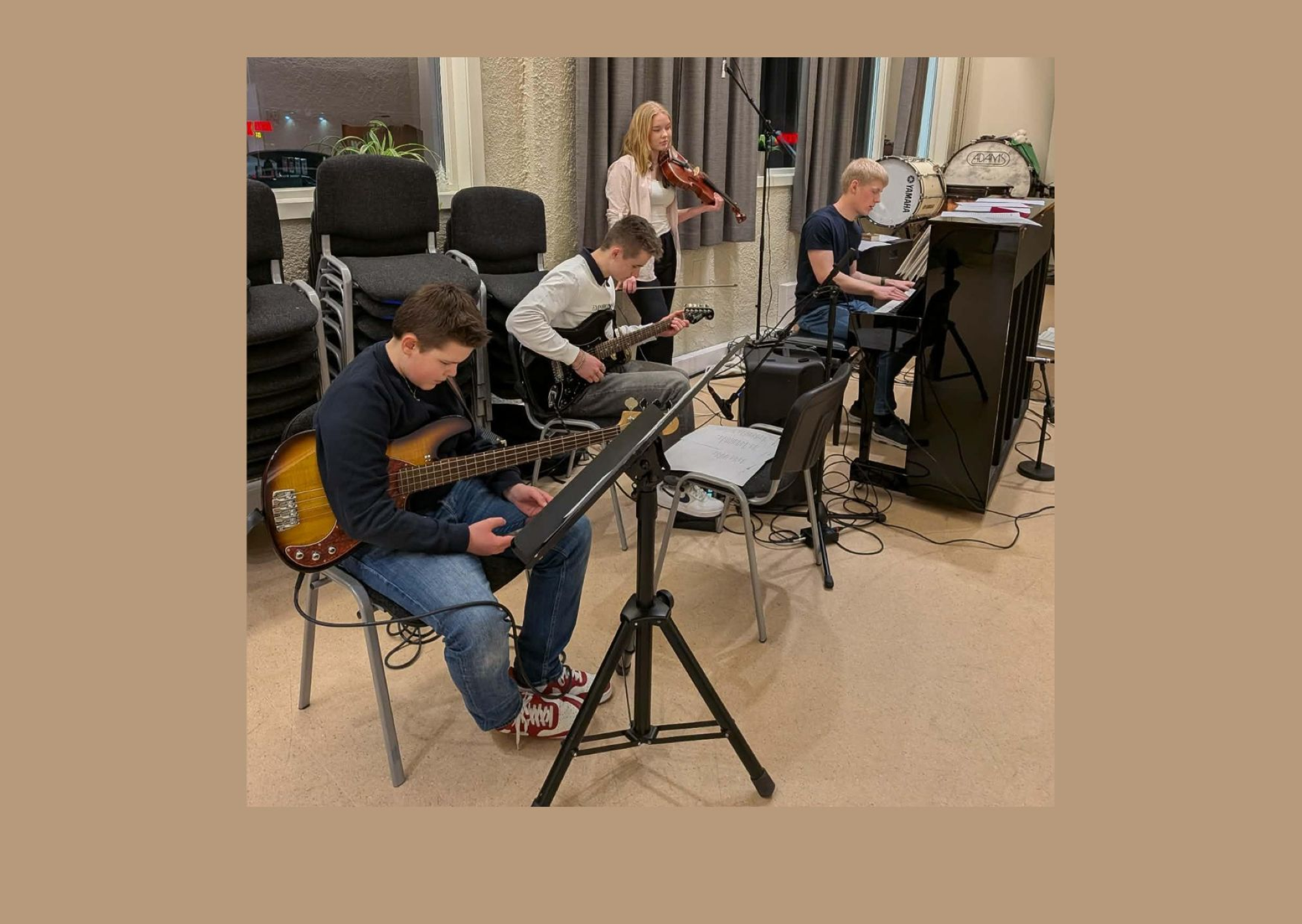 4 ungdommer synger, spiller piano, bass og gitar