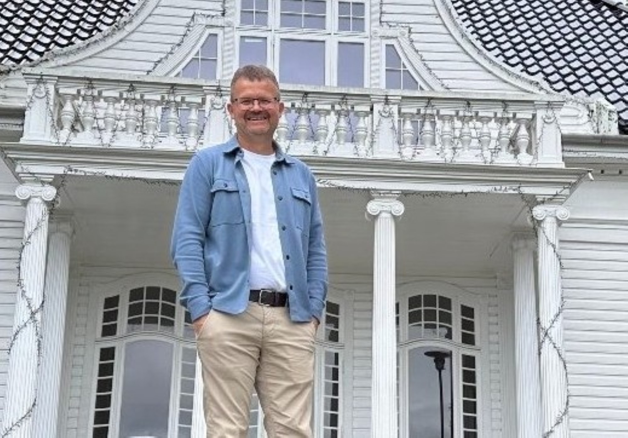 Jan Magne Steinhovden utanfor Villaen