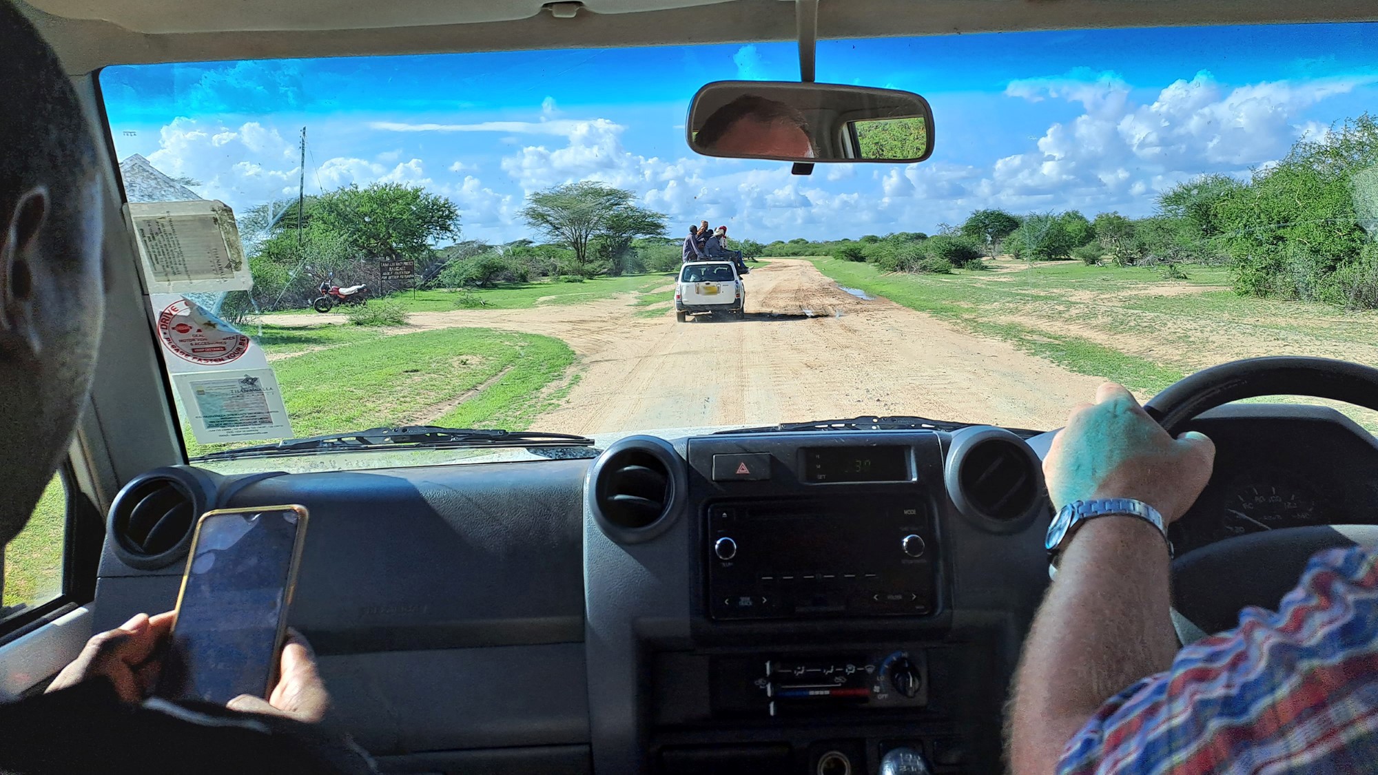 Utsikt fra bil på kenyansk landsbygd