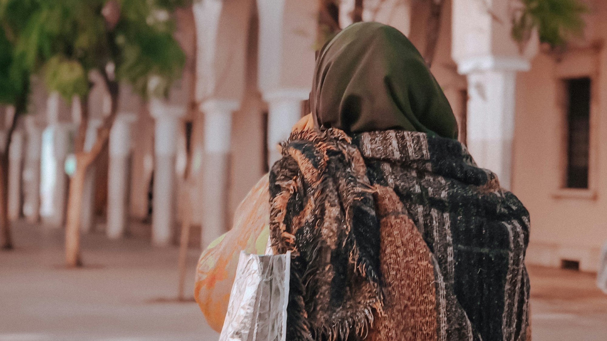 Kvinne med sjal går i gate