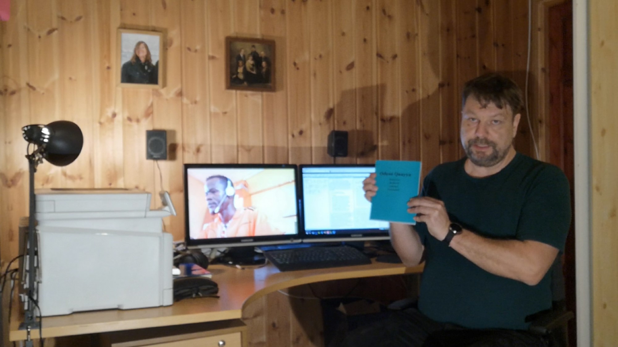Skjermdump av video, Fredrik foran PC på hjemmekontor