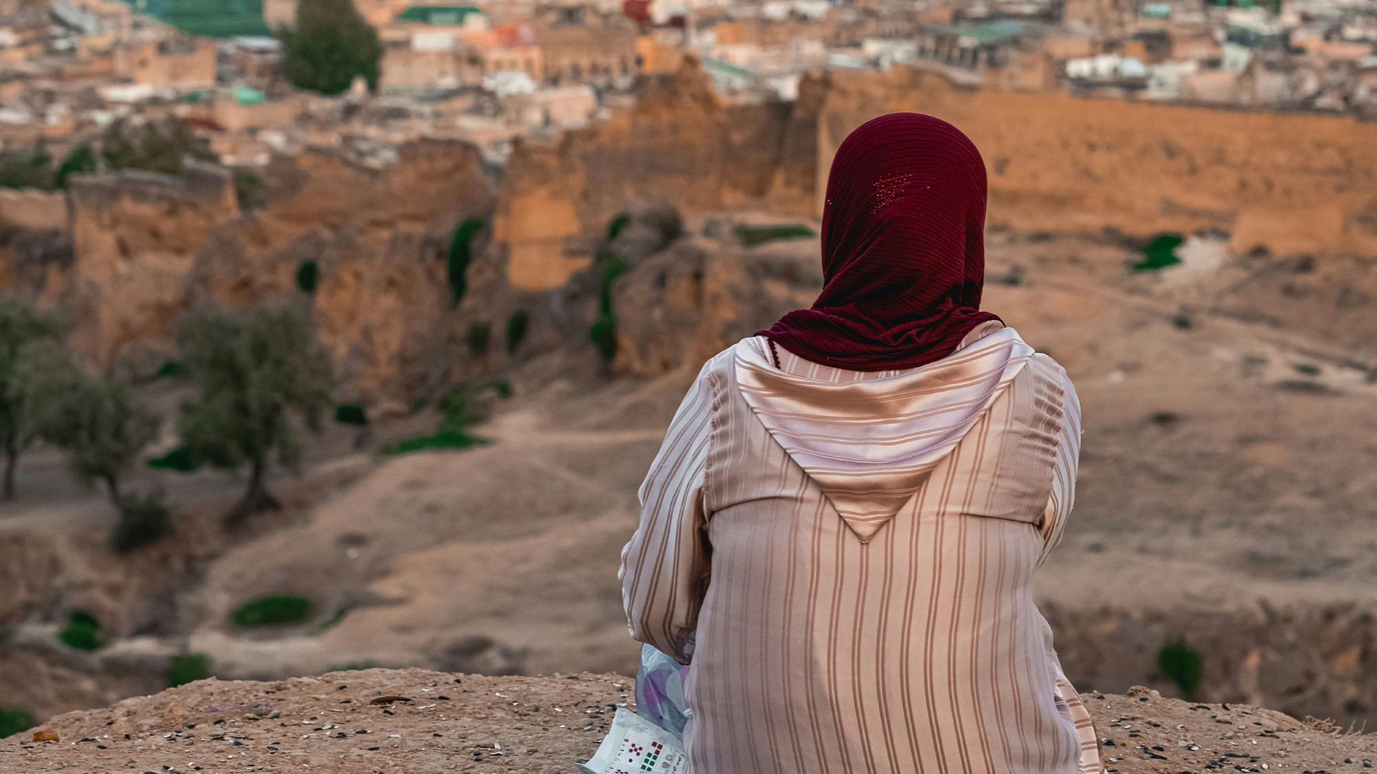 Muslimsk gate ser utover landskap og by
