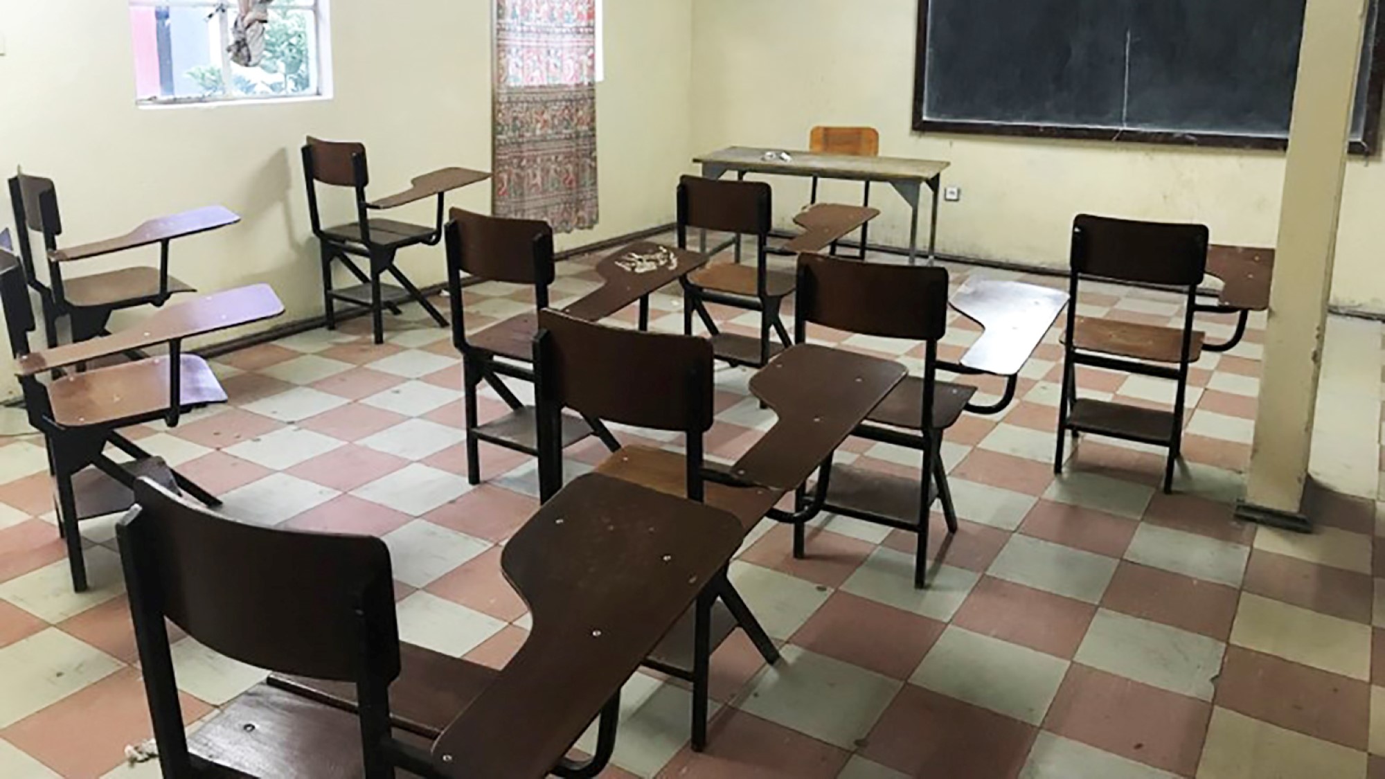 Klasserom med stoler og pulter