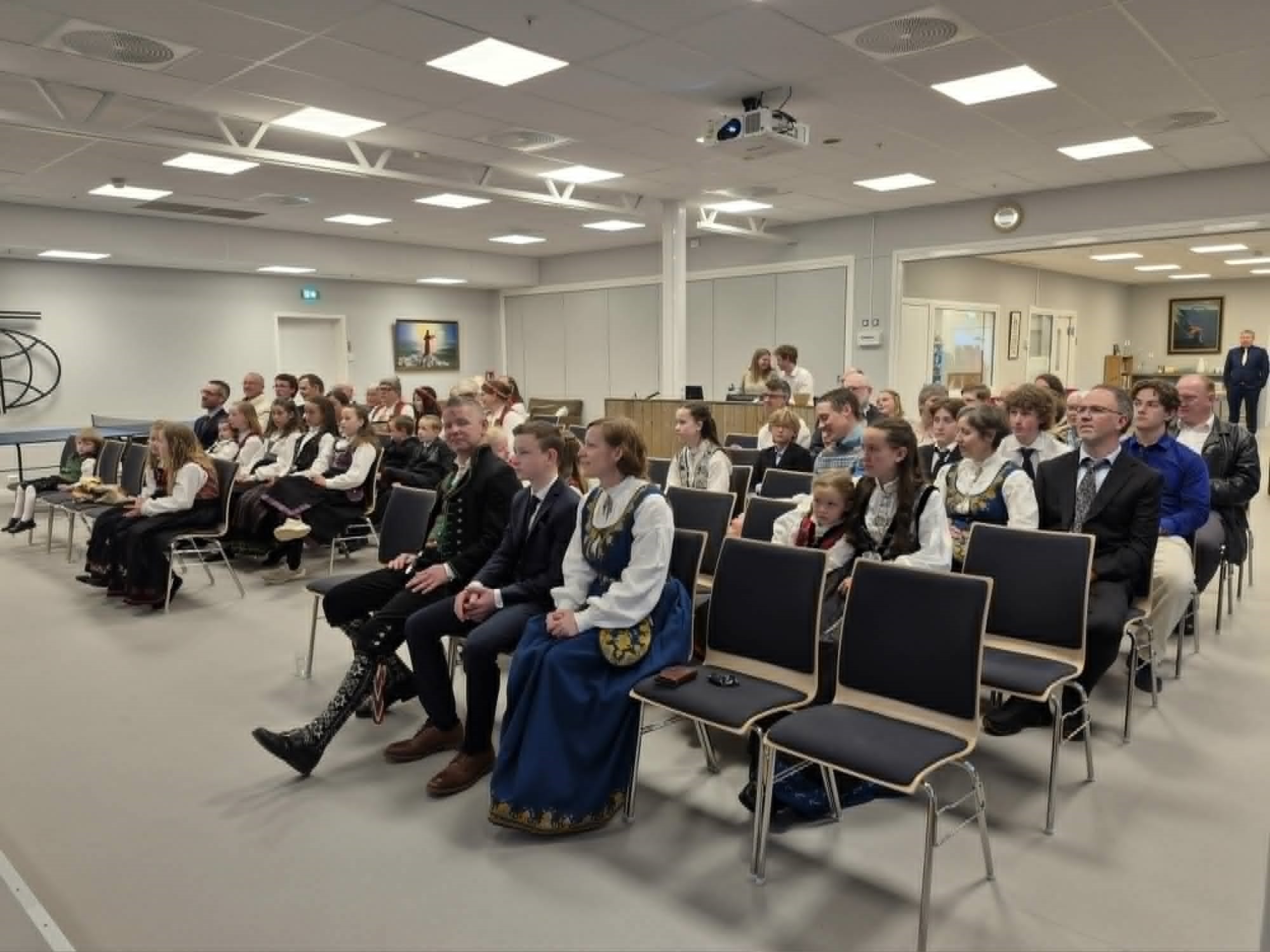 Forsamlingen som var på konfirmasjon