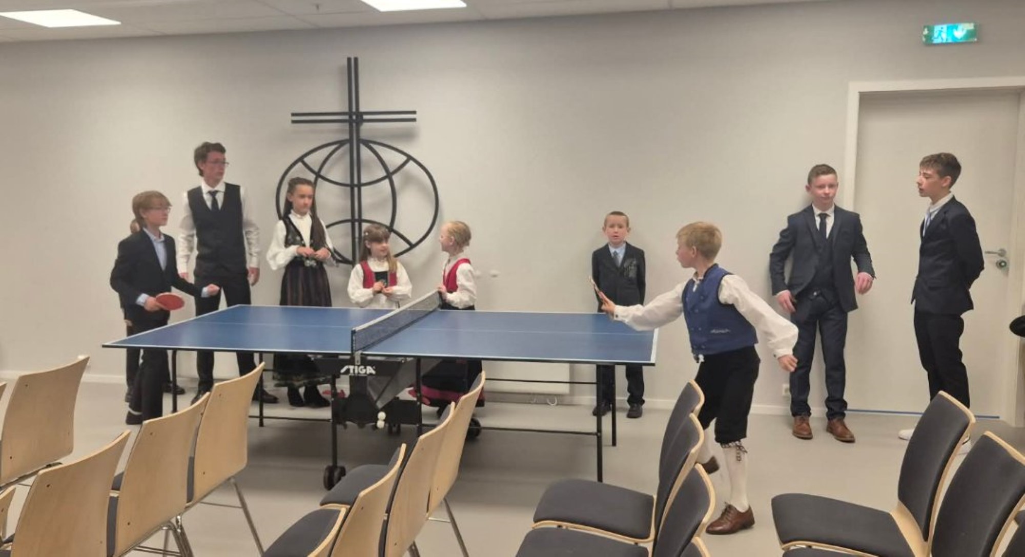 Bildet viser barn som spiller bordtennis