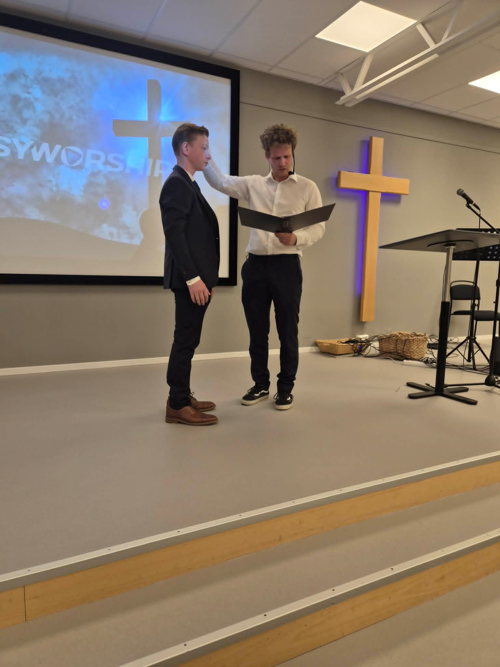 Bildet viser forsamlingsleder Tormod som ber for konfirmant Tormod