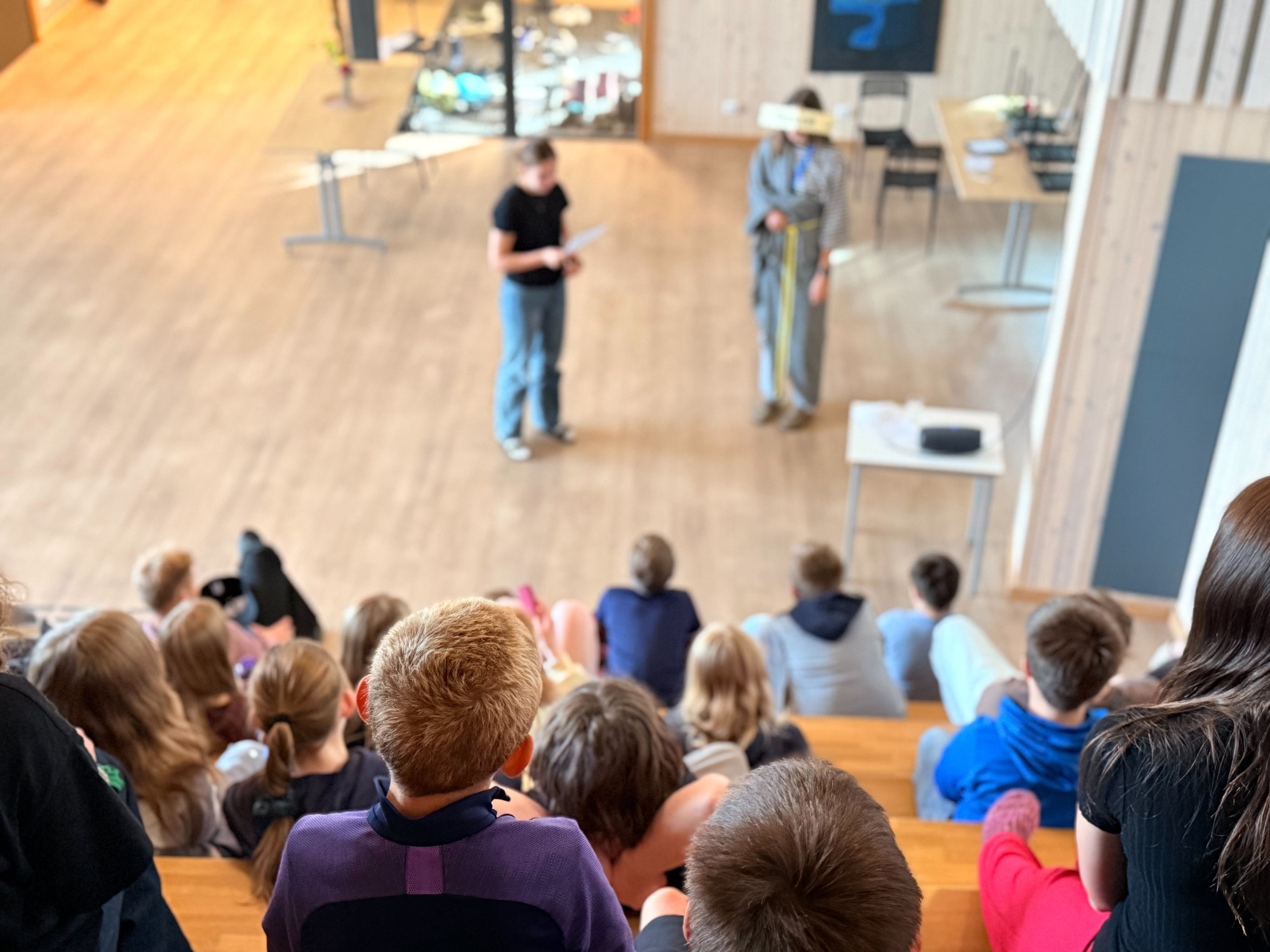 Barn samlet til undervisning i auditorium