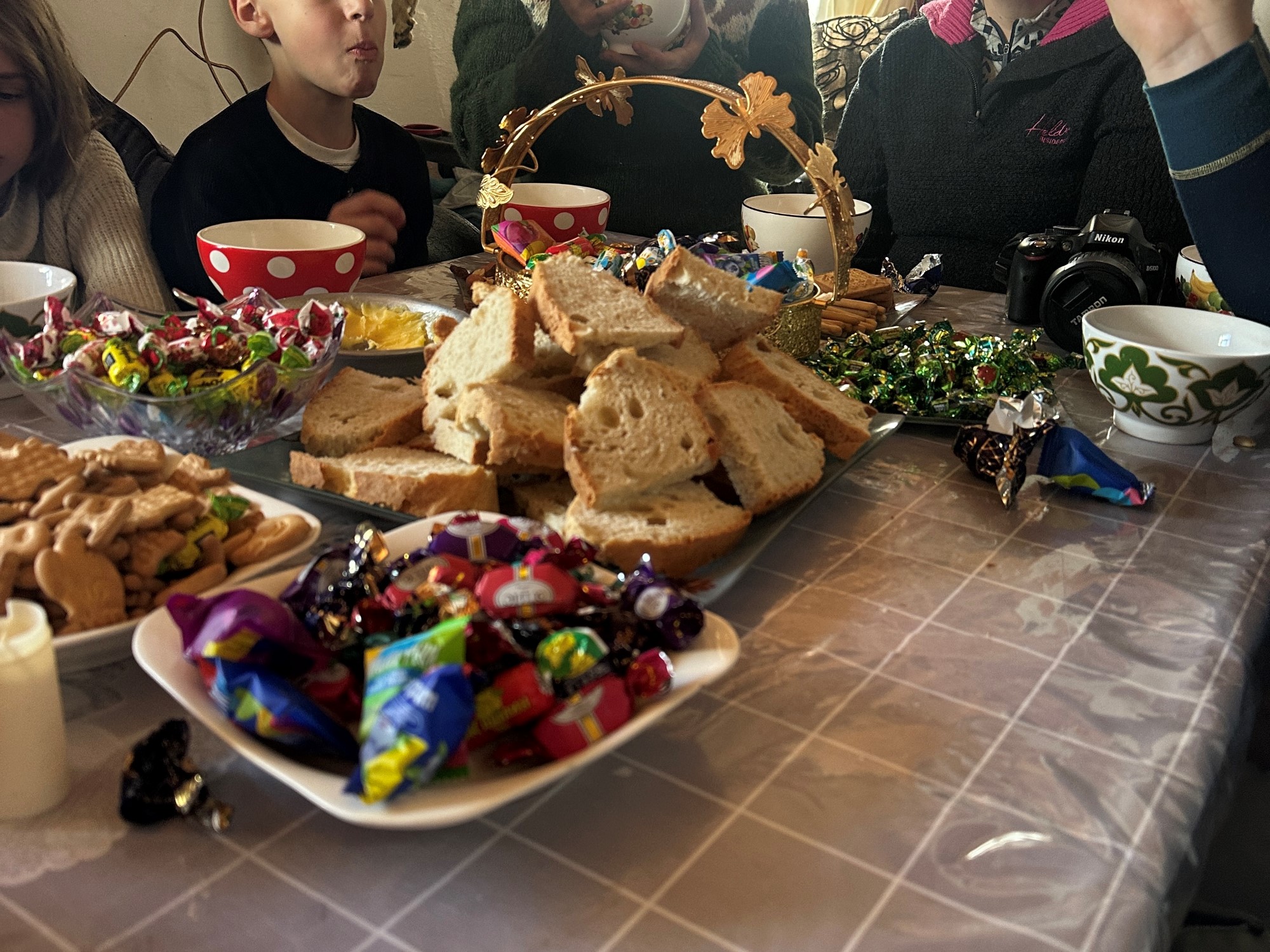 Te og matservering hos en lokal familie