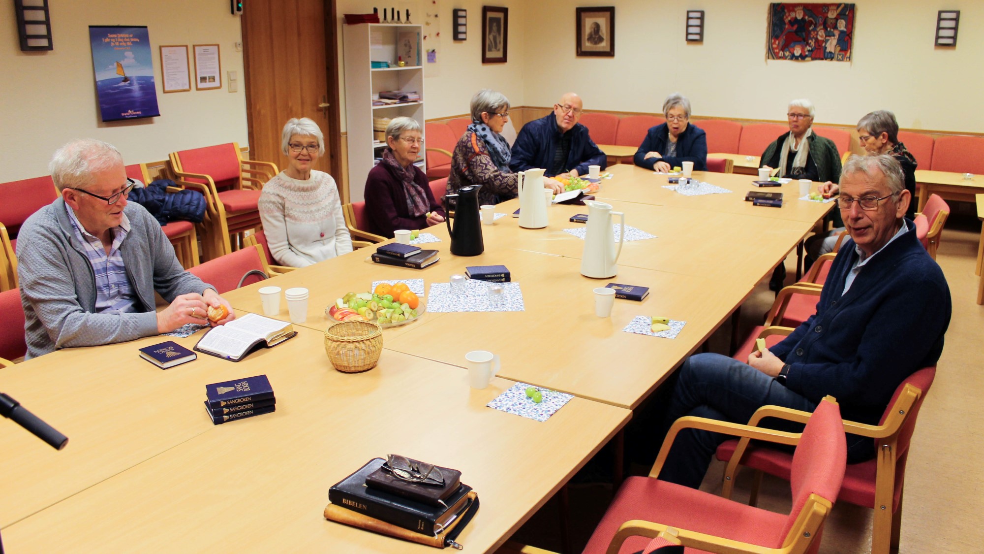 Forsamlingen rundt langbord