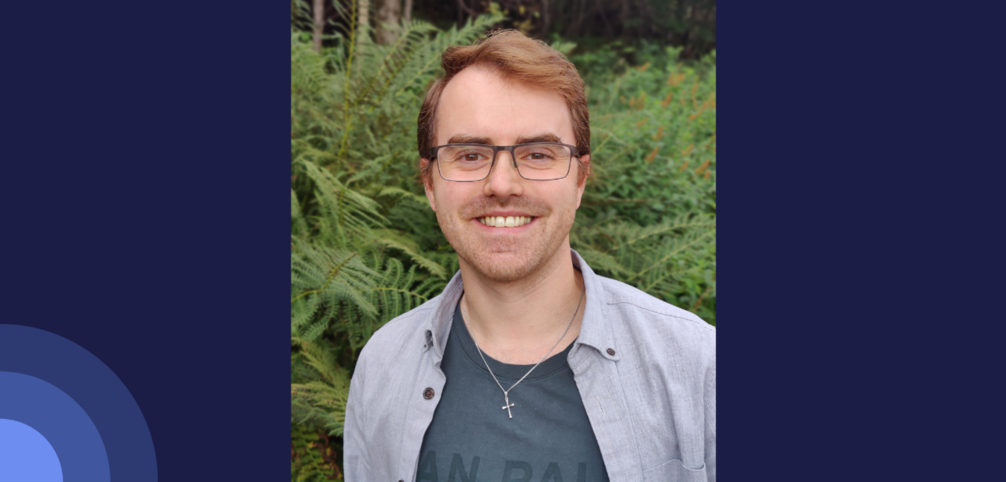 Bildet viser en smilende ung mann med kors rundt halsen