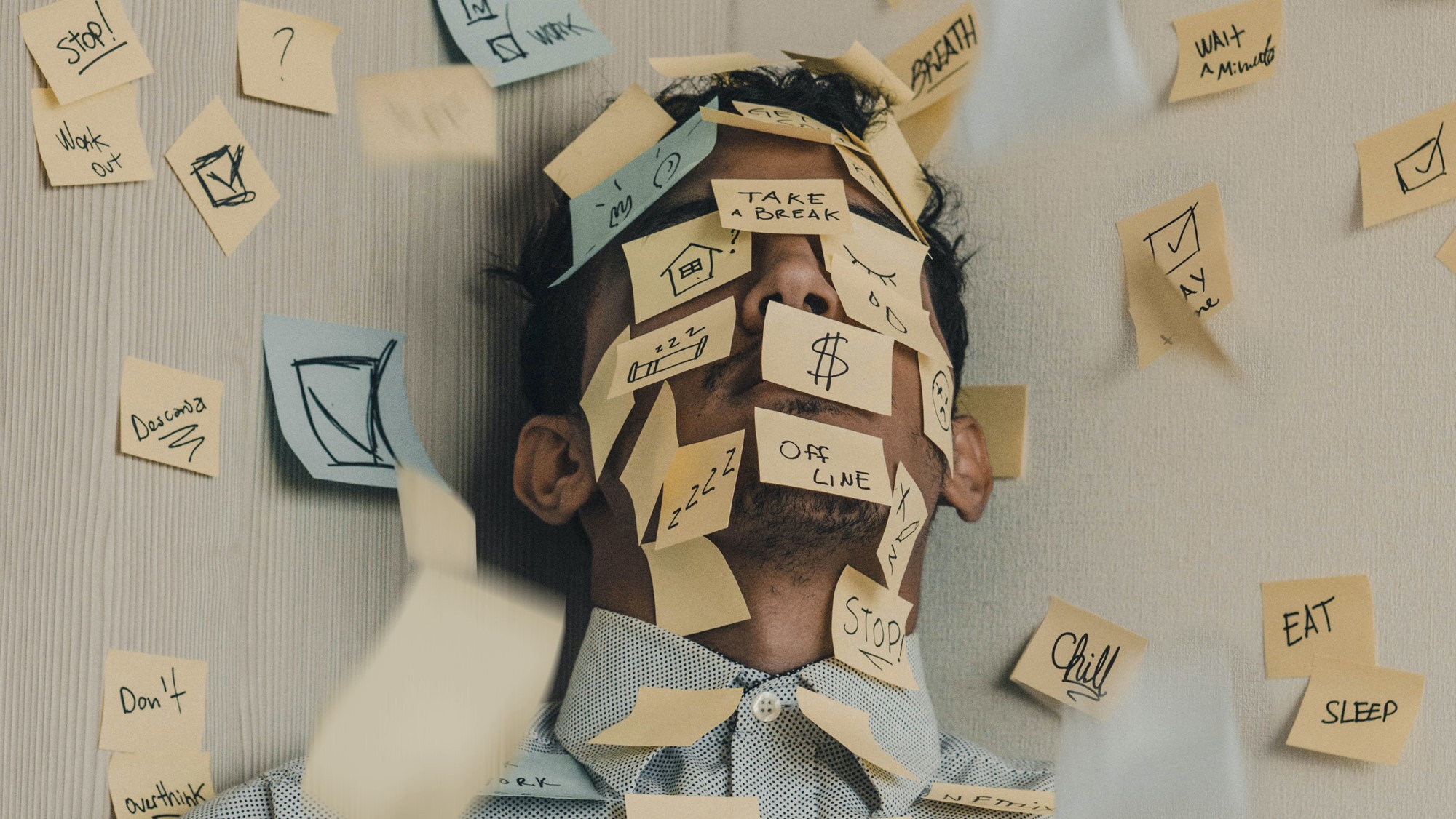 Ansikt dekket av post-it-lapper