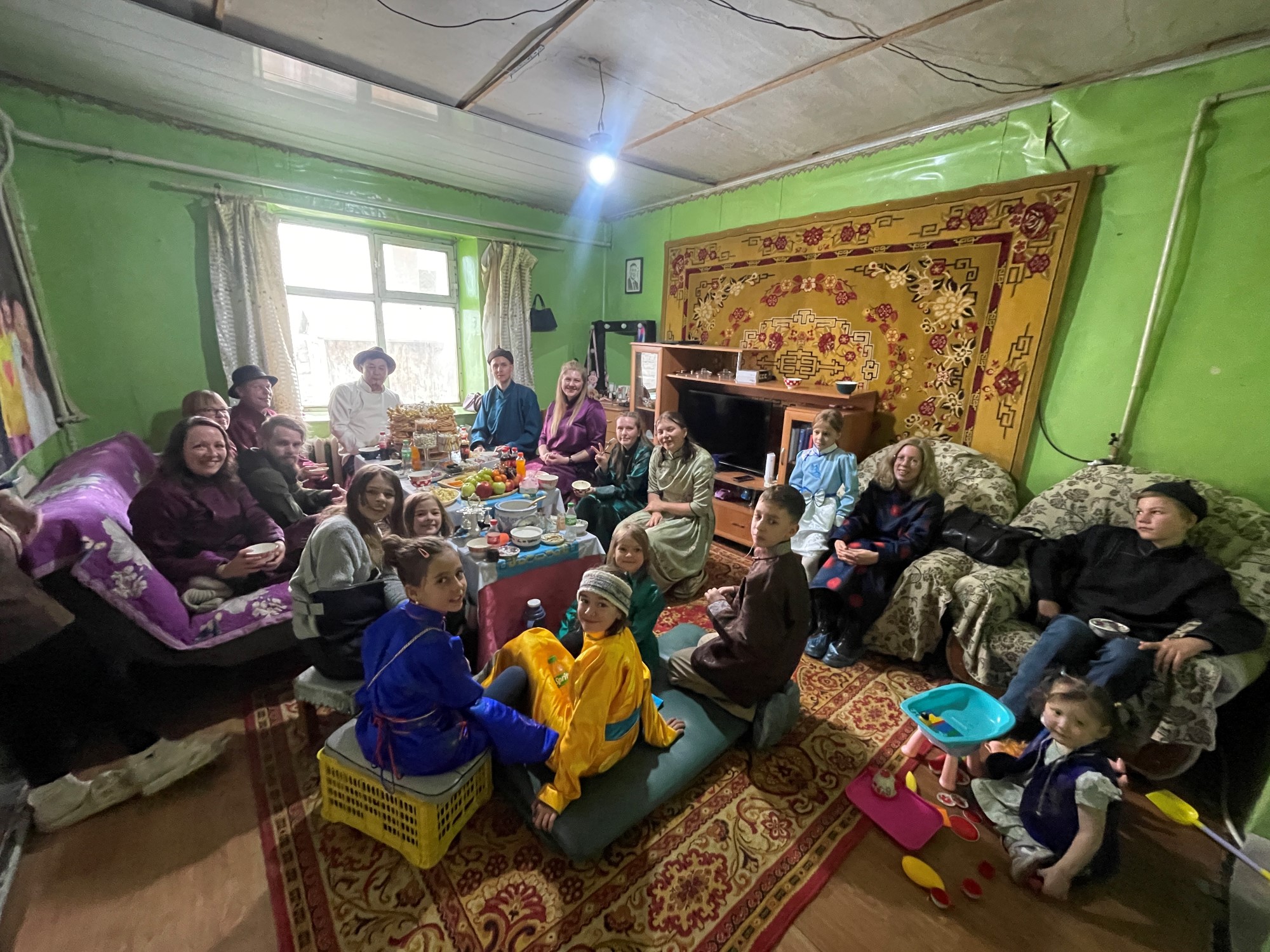 Fellesbilde under Tsagaan sar feiring hos en lokal familie.