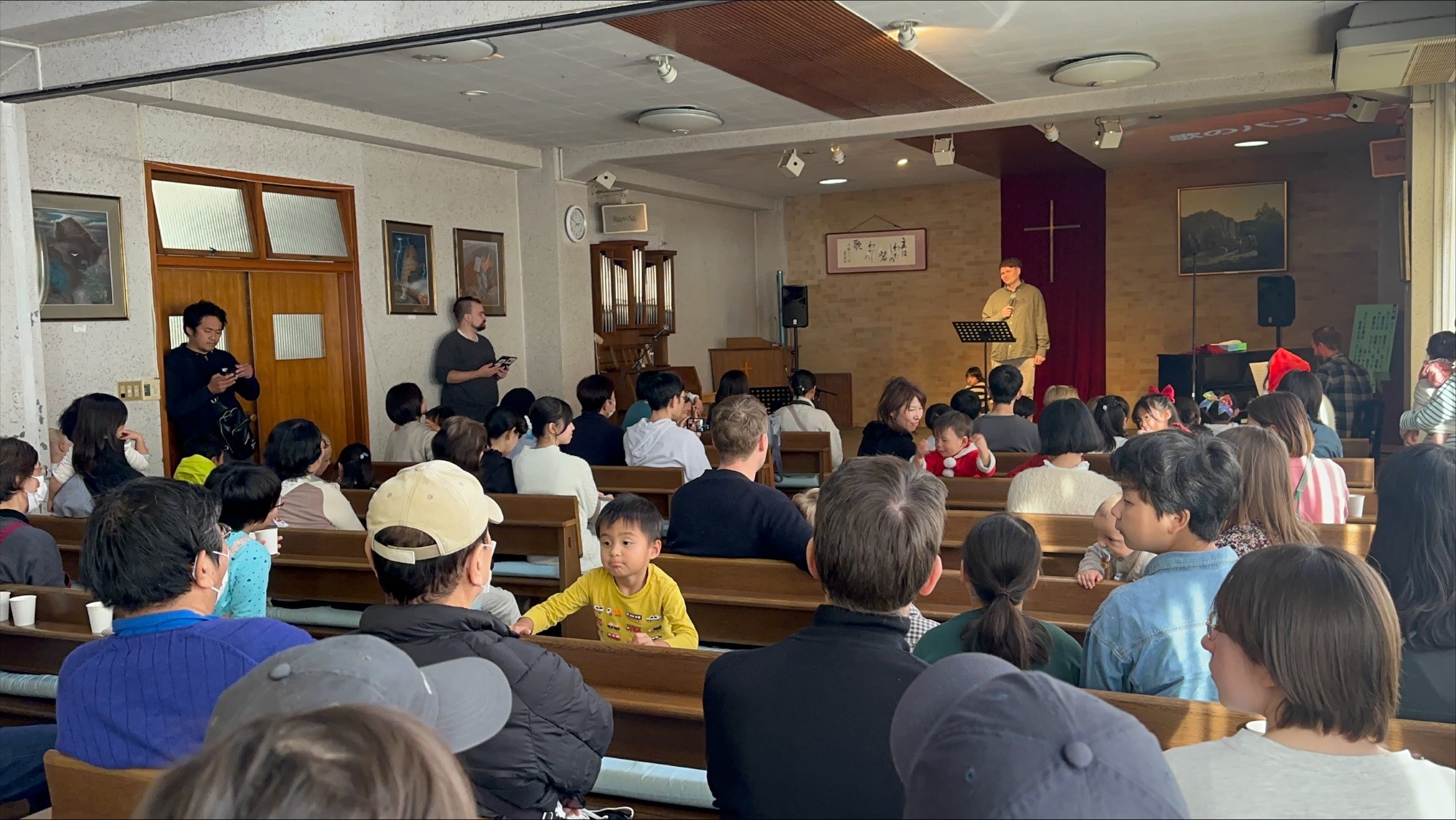 Barn og voksne samlet til sang og andakt