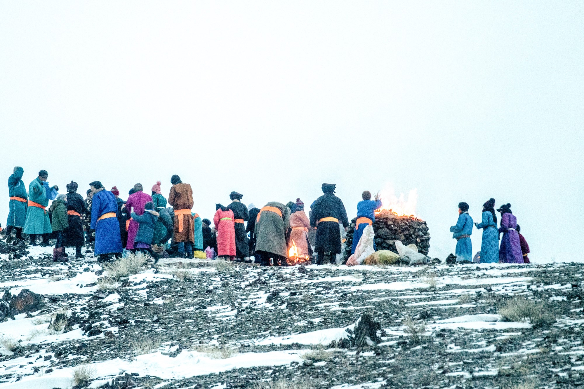 Mongoler samlet på snødekt fjelltopp