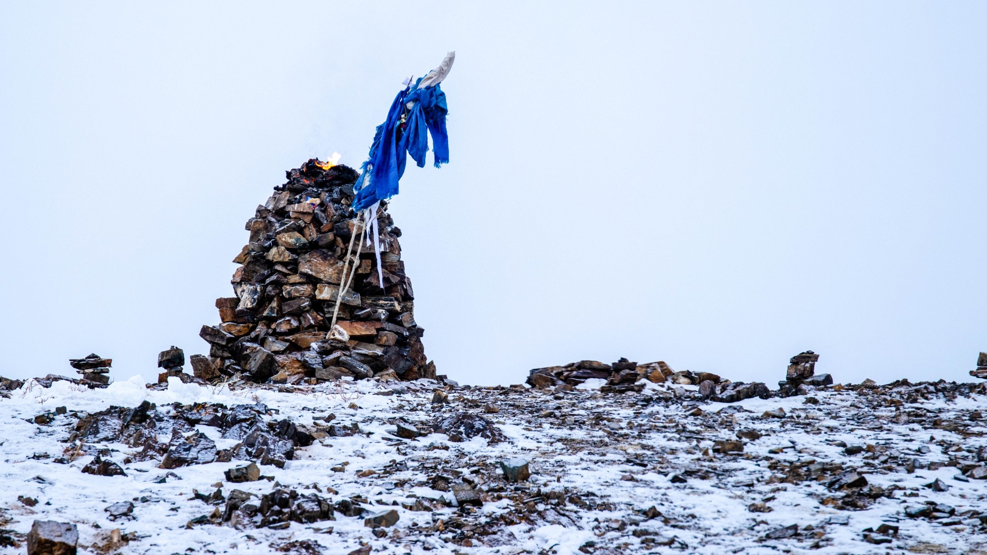 Stort bål på snødekt fjelltopp