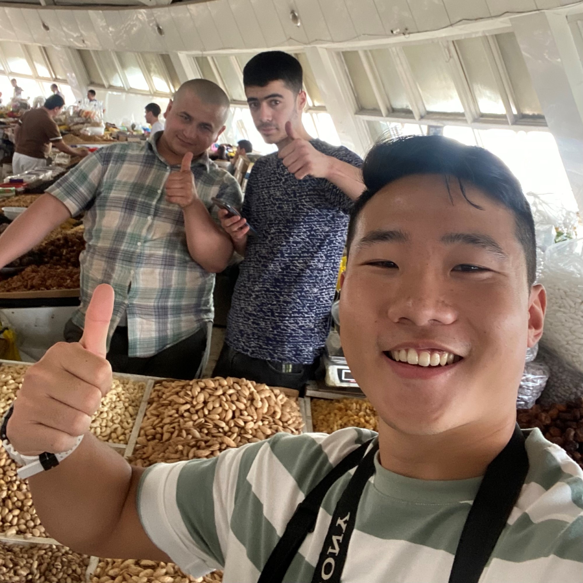 Markedet Kristoffer (21) fra Kvinesdal sammen med to nye kompiser på markedet.