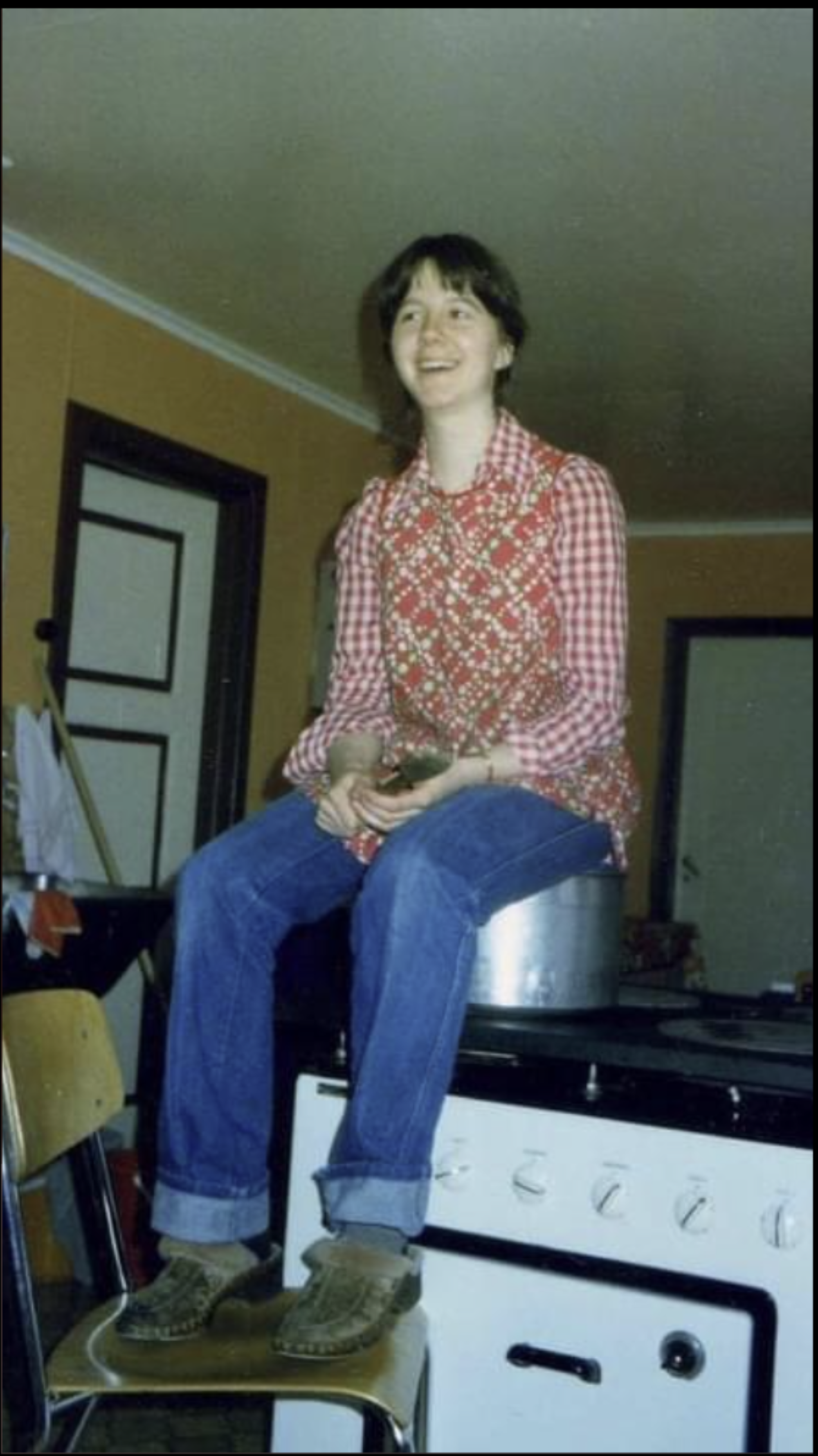 Kirsten sit på stor gryte på komfyren