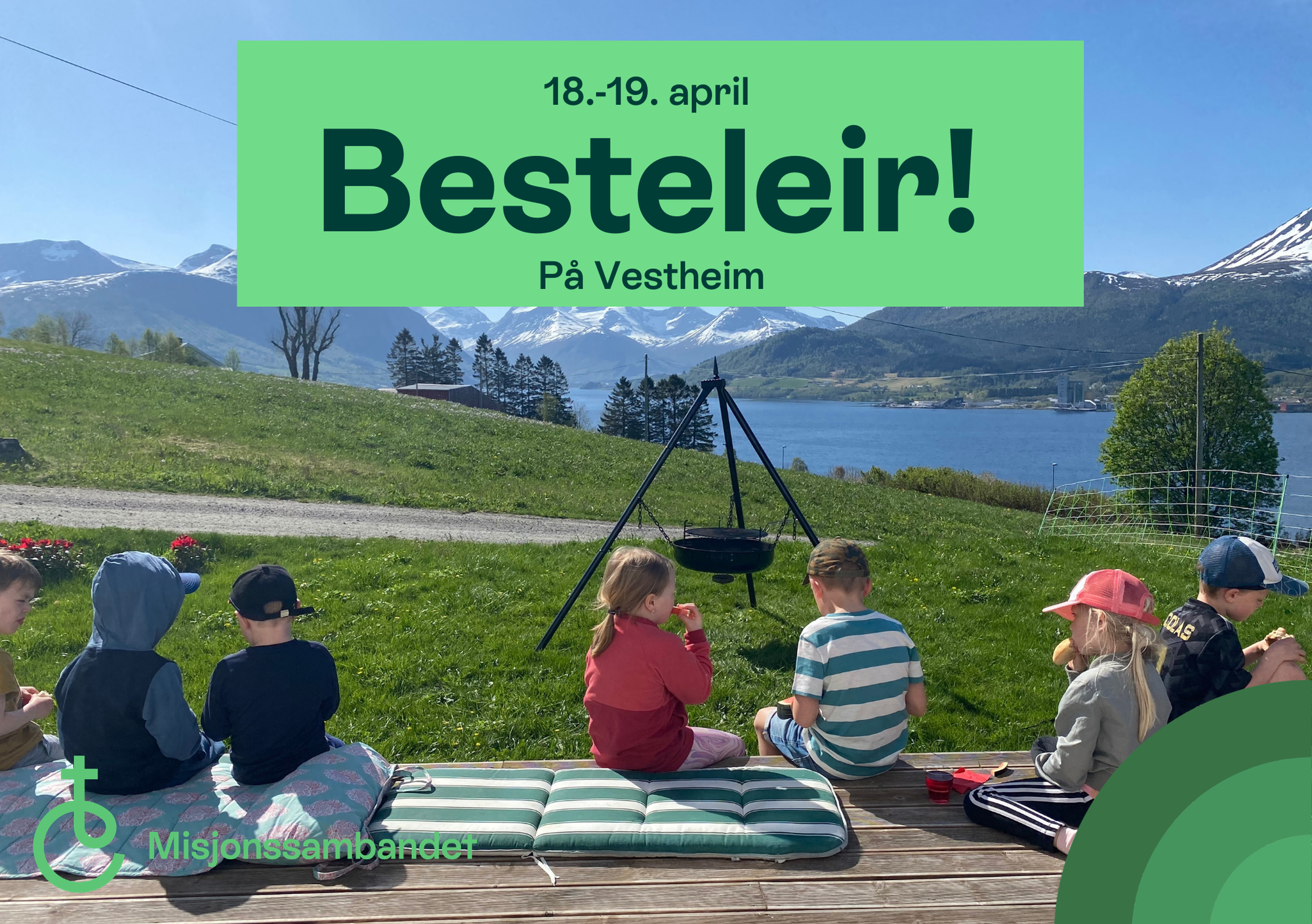 Bildet viser flere barn som sitter foran utsikten over en fjor