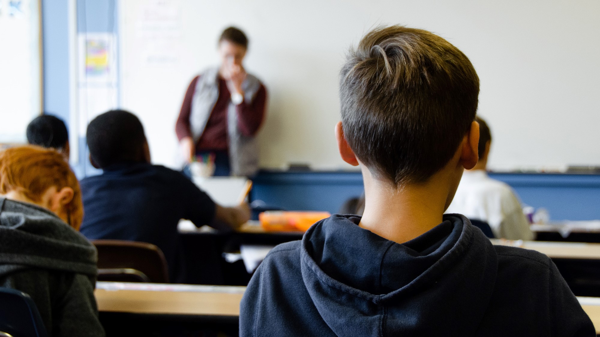 Lærer og elever i klasserom