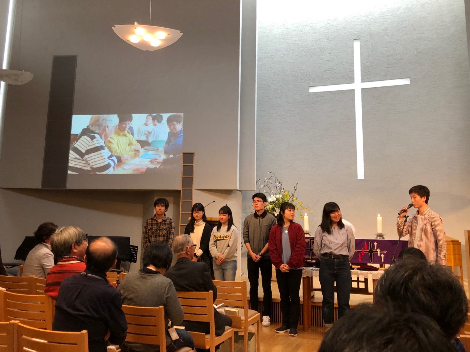 ungdommer forteller i kirken