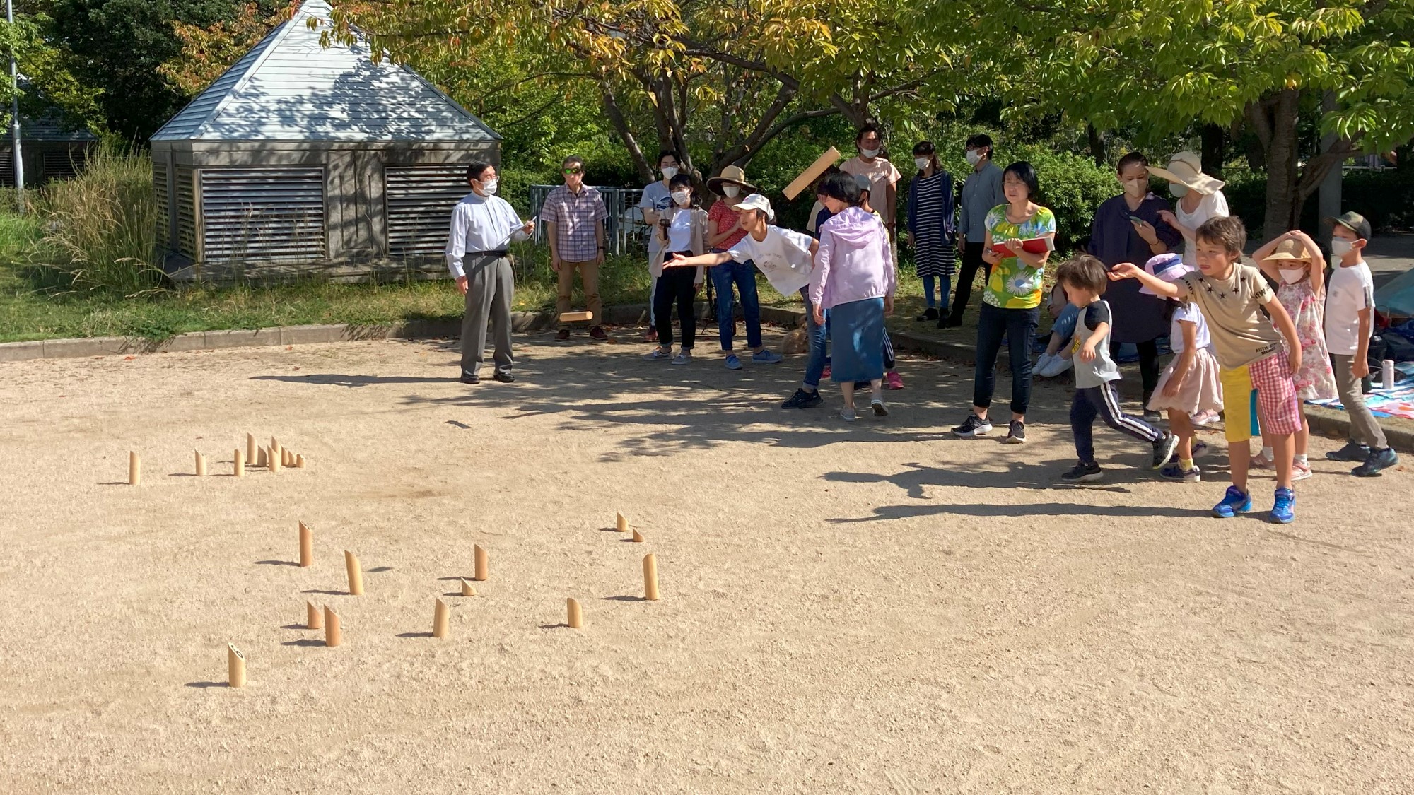 Barn og voksne spiller kubb