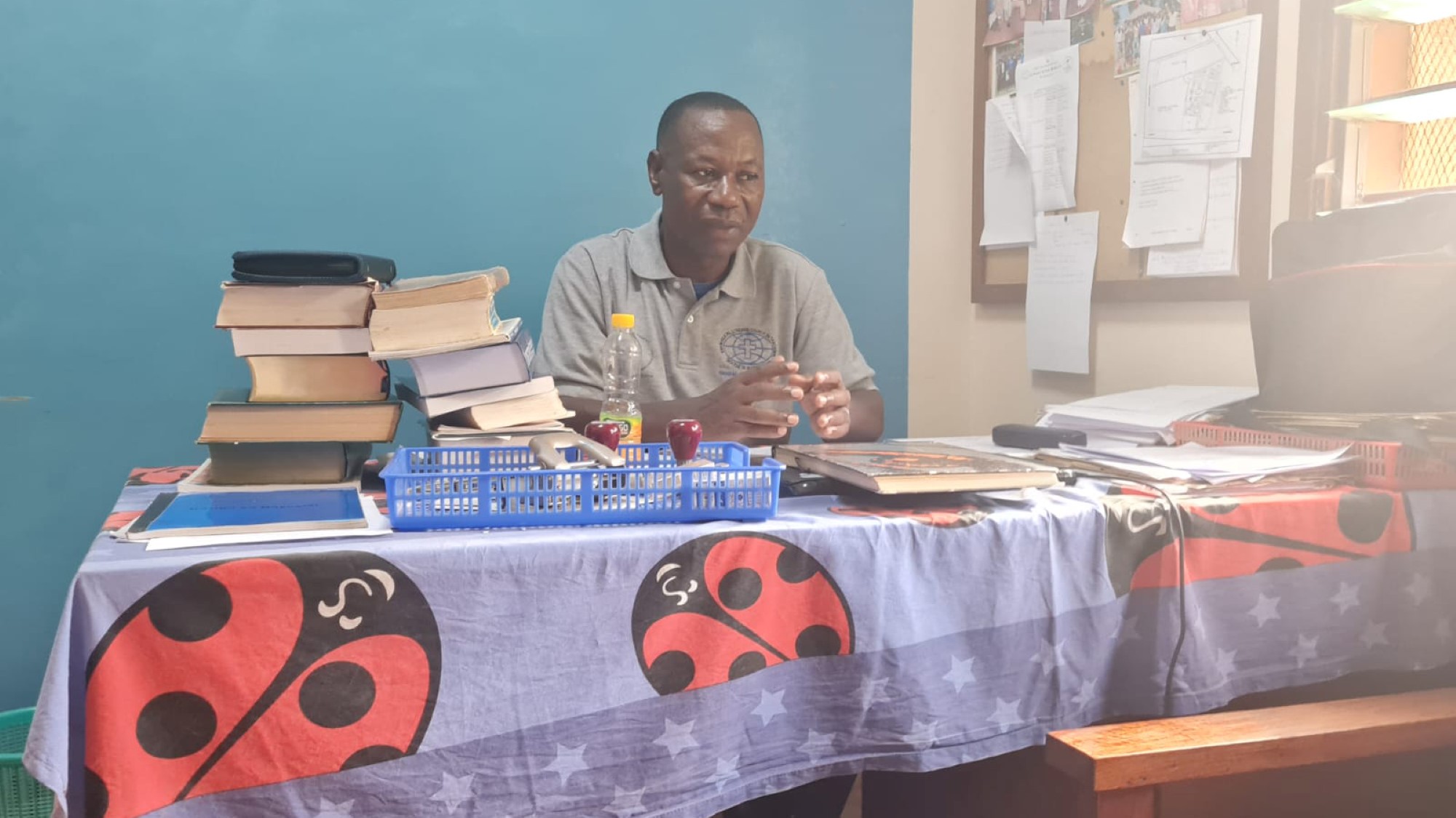 Rektor Julius Chibuga forteller om skolens drift.