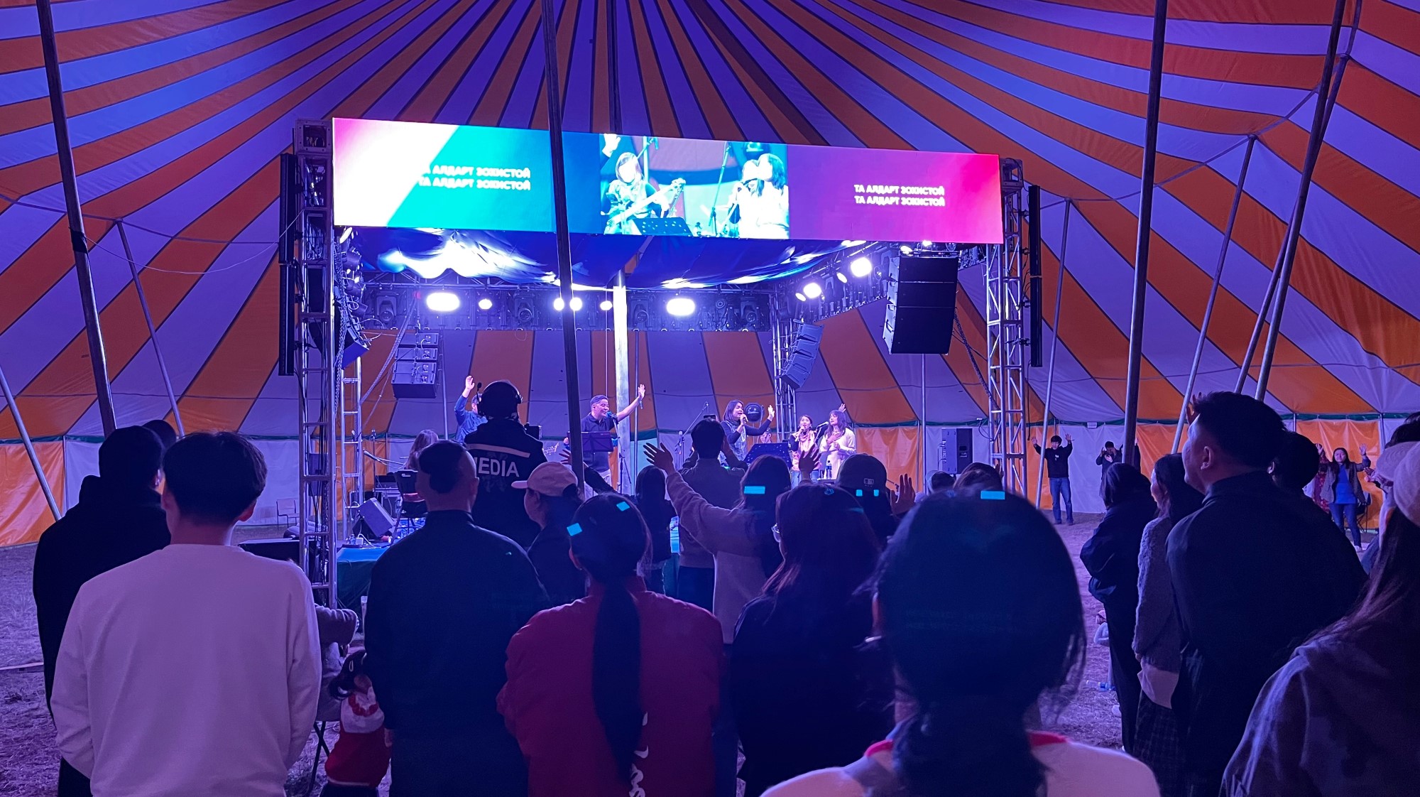 Bilde fra inni festivalteltet