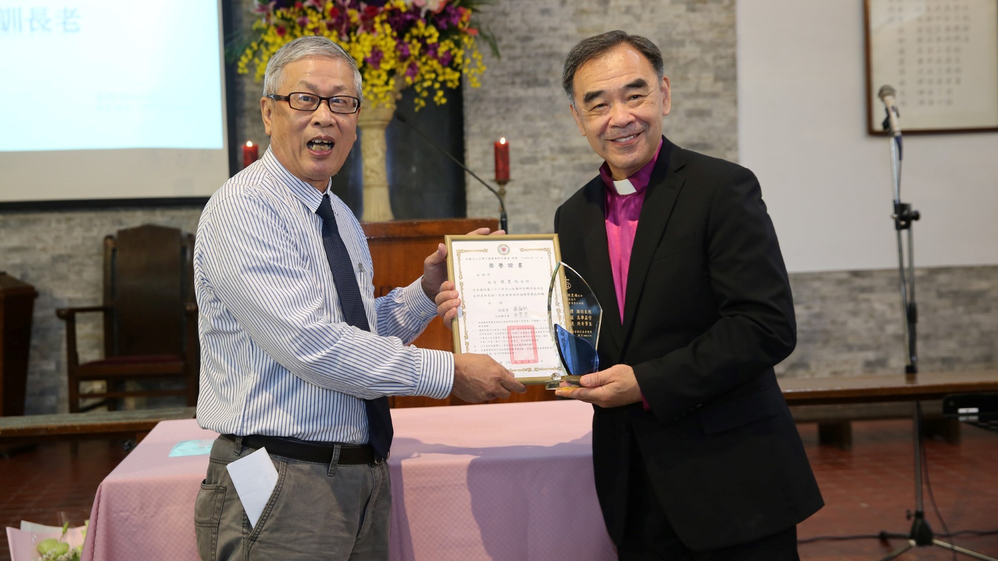 Biskop Chen takkes av eldste Chung
