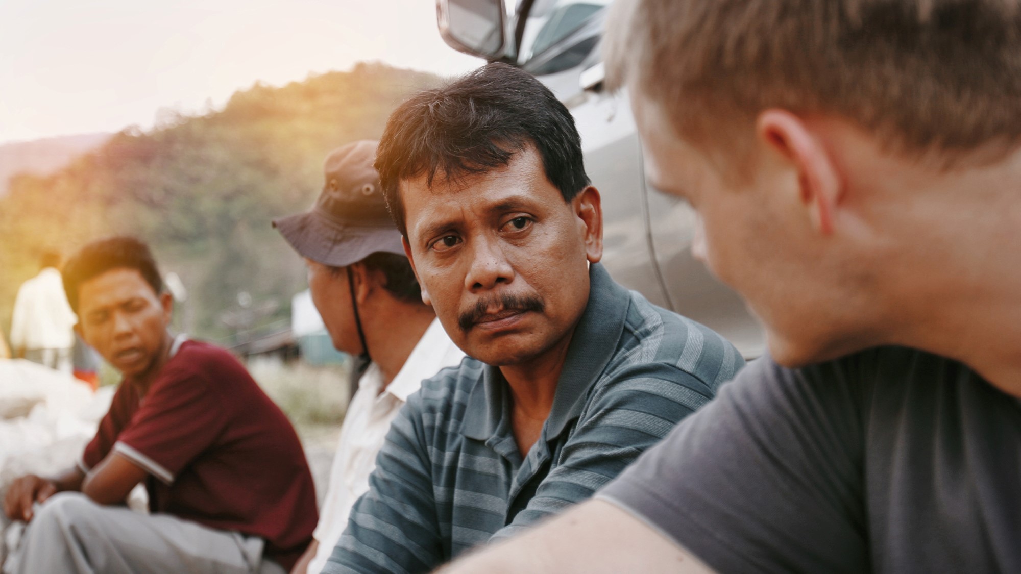 Misjonær og indonesisk mann samtaler