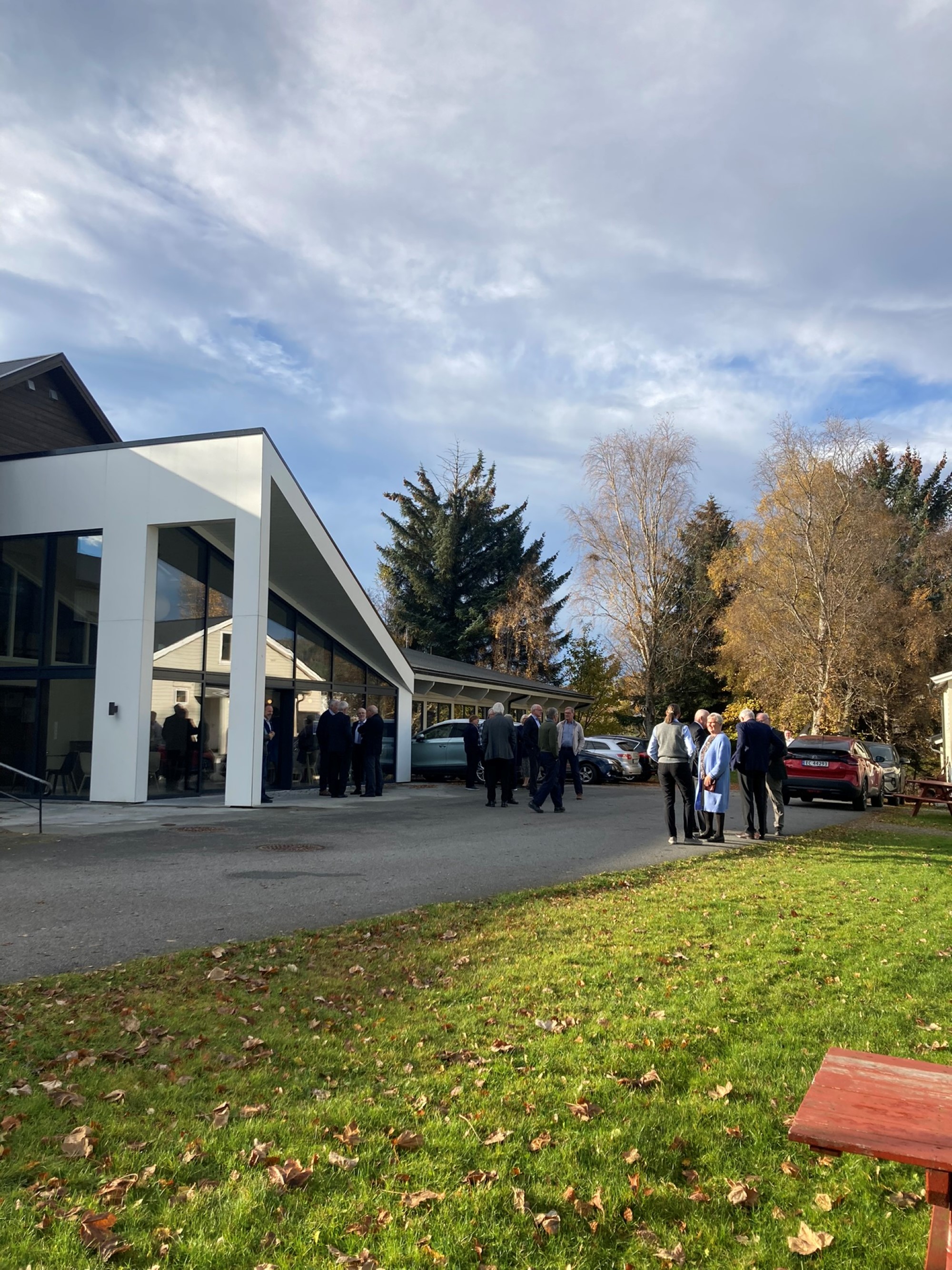Bildet viser leirstedet Vestheim med folk utenfor