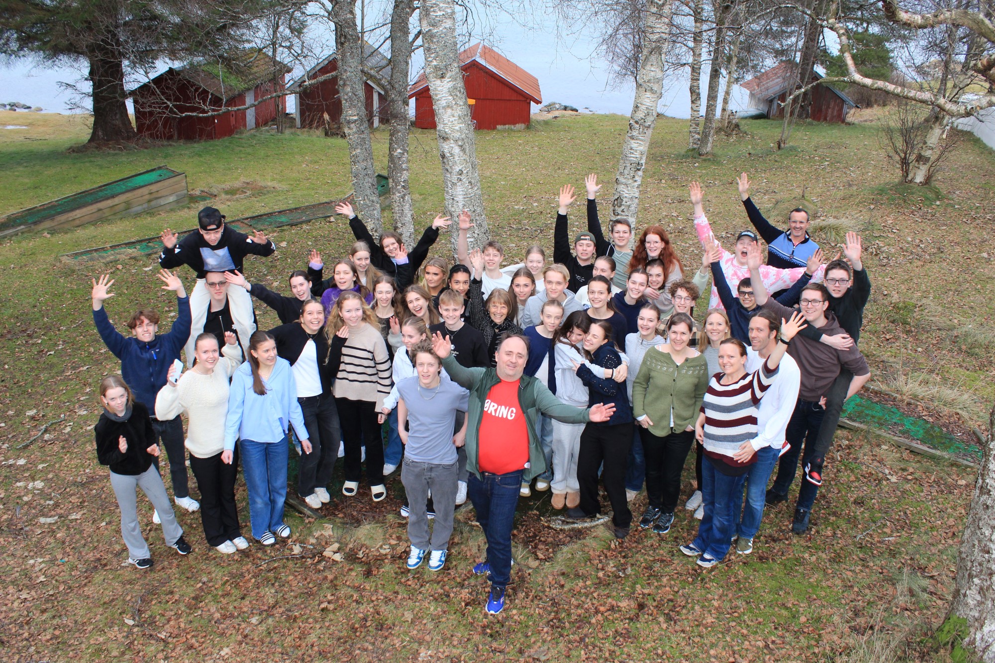 Mange glade ungdommer oppstilt