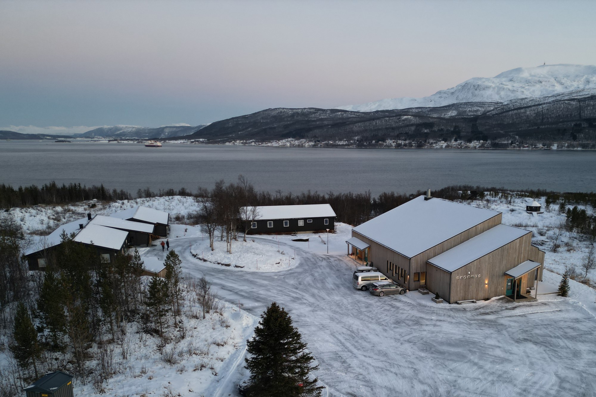 Dronefoto av Skoghus leirsted ved Gisundet