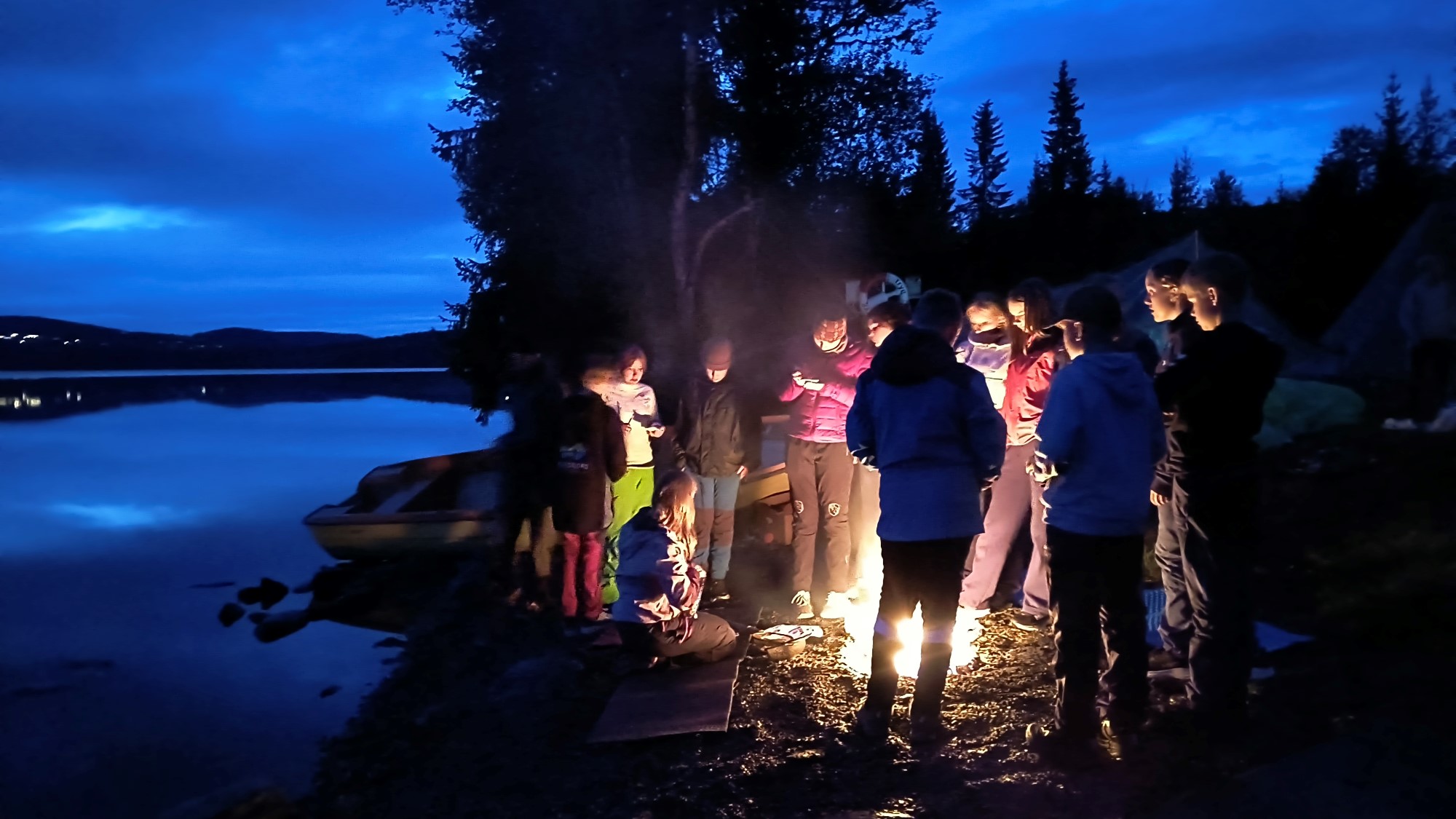 Leirdeltakere rundt bål