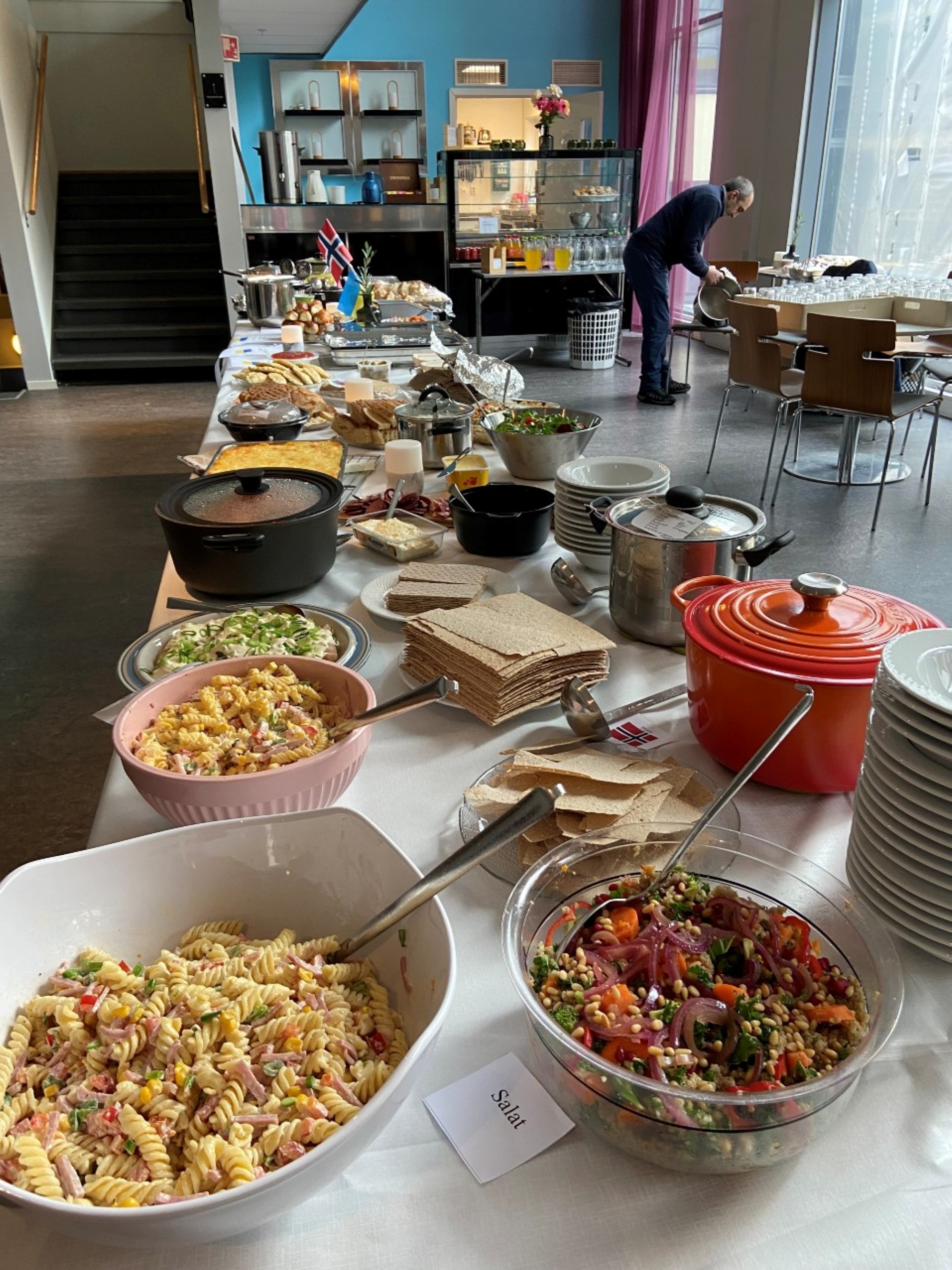 Langbord med mange retterange retter