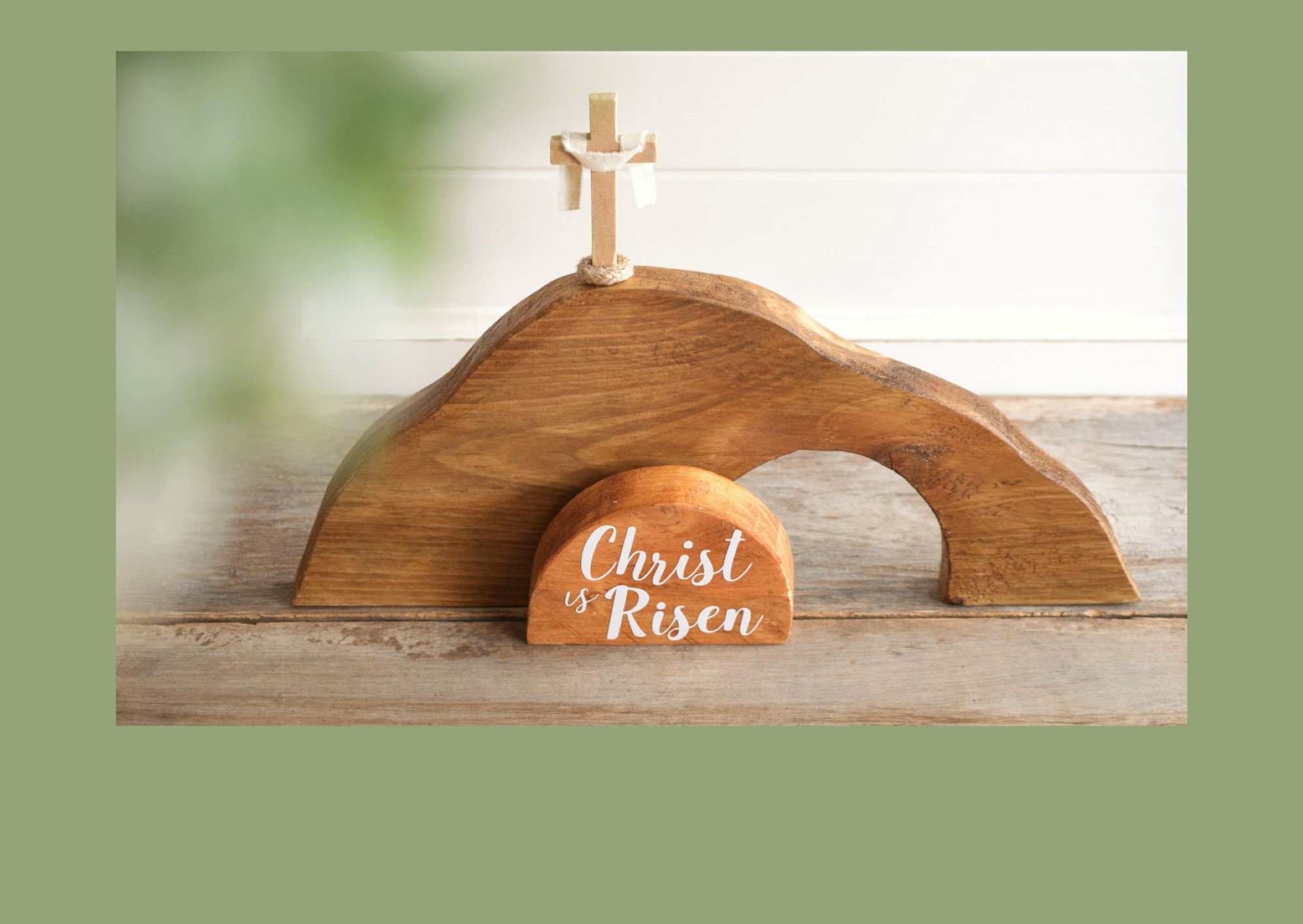 Tre-kors over gravsted i tre, med påskriften Christ is risen