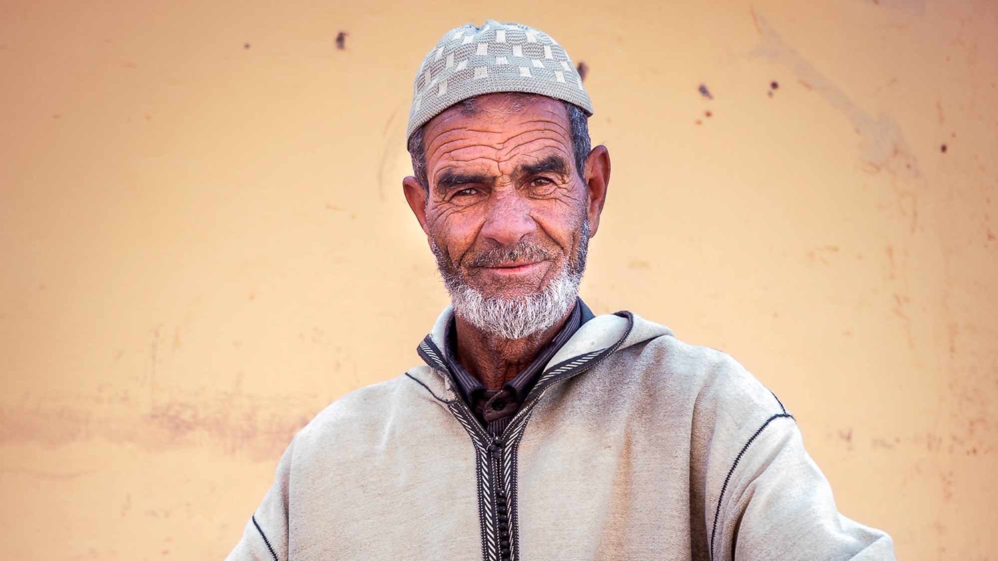 Nord-afrikansk mann ser mot fotograf