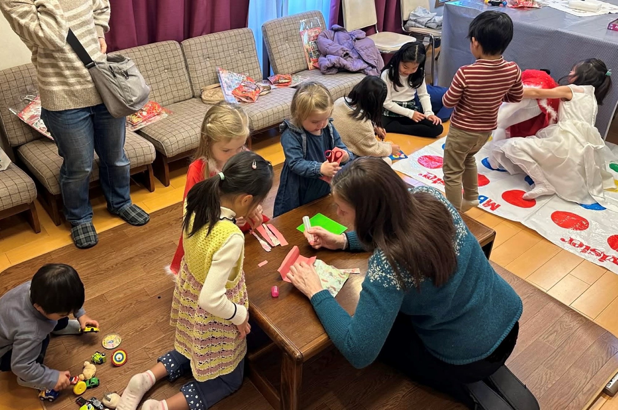 Barn som sitter på gulvet med aktiviteter.
