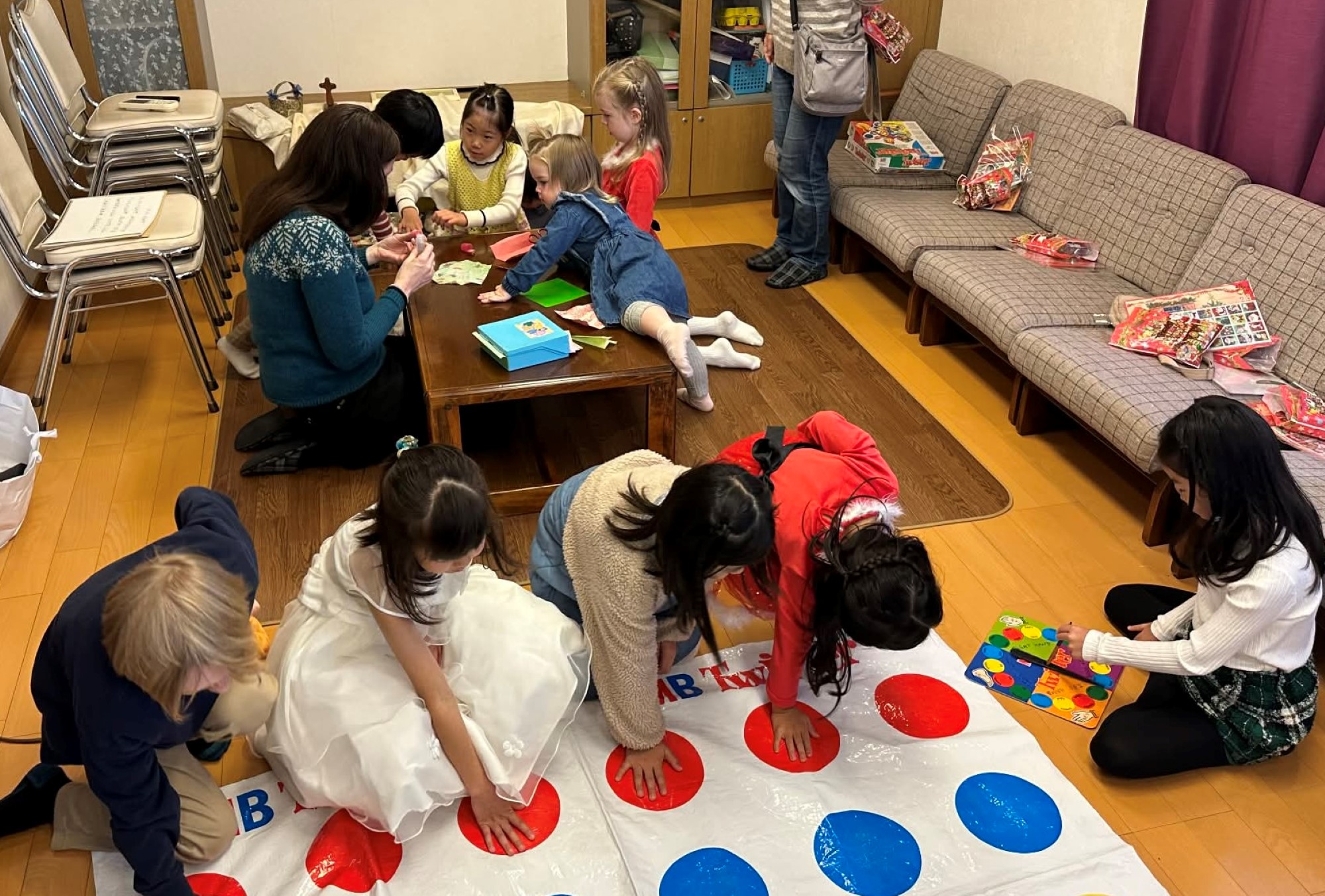Barn som leker på søndagsskolen