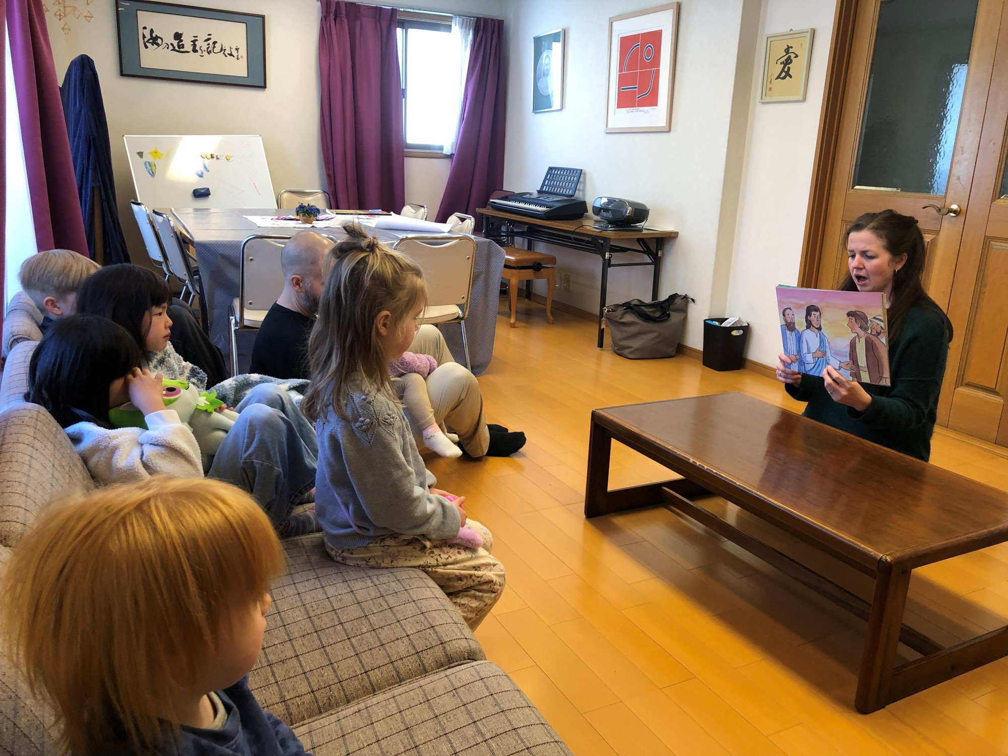 Kristin holder andakt på søndagsskolen. Barn som lytter