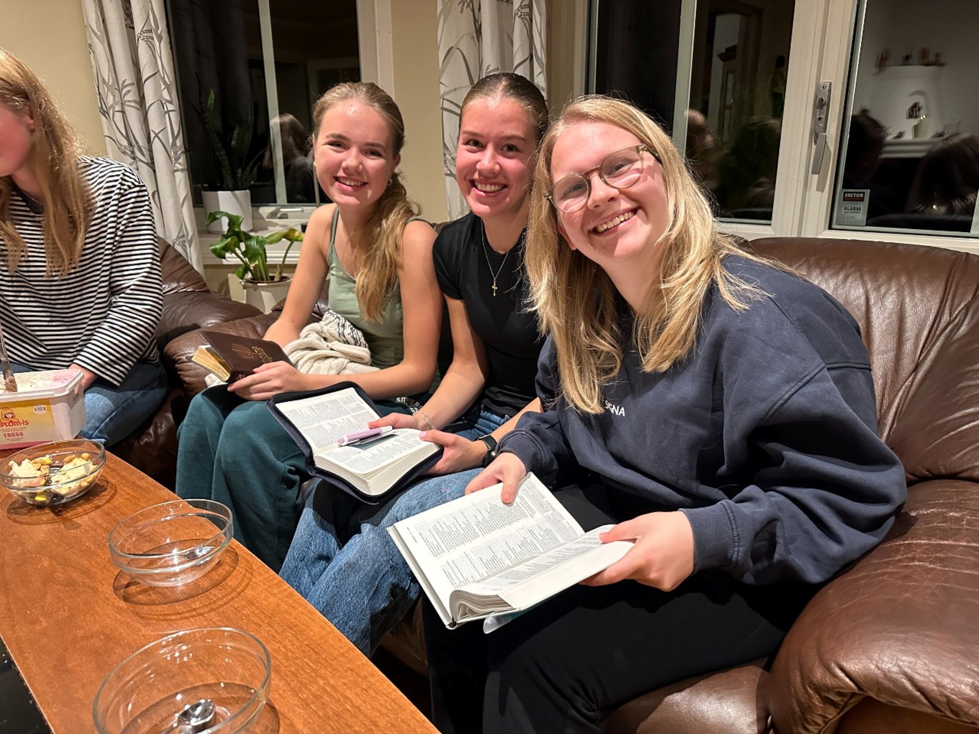 Glade elevar med bibel på fanget