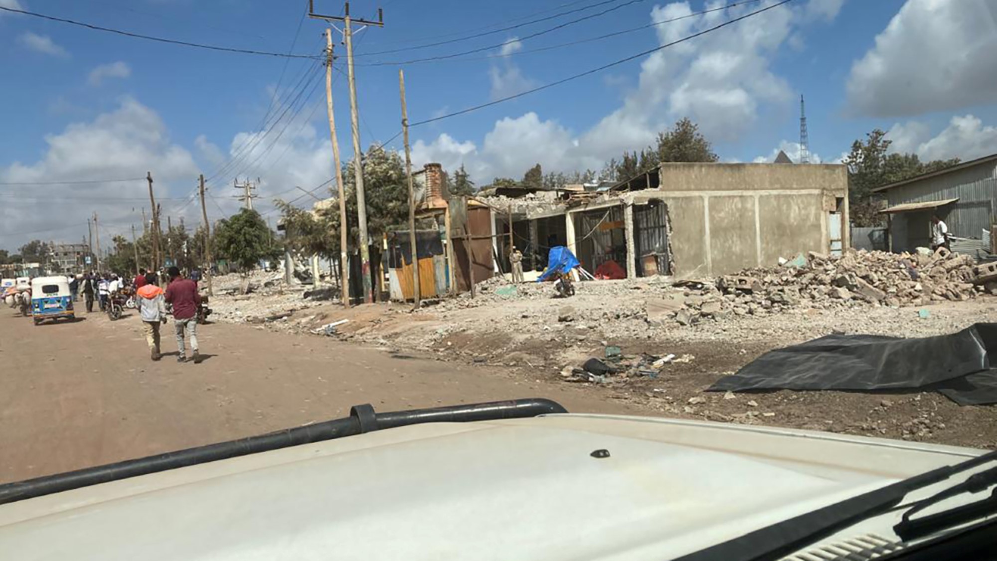 Vei med revede bygninger